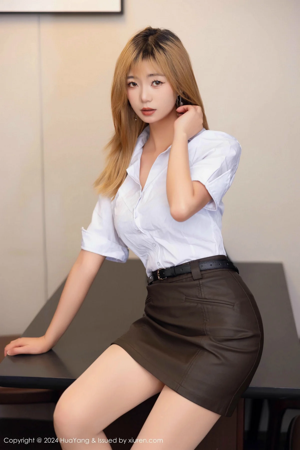 宋-KiKi性感白衬衫露黑色内衣配超薄肉丝秀完美身材绝美写真 第 6 张