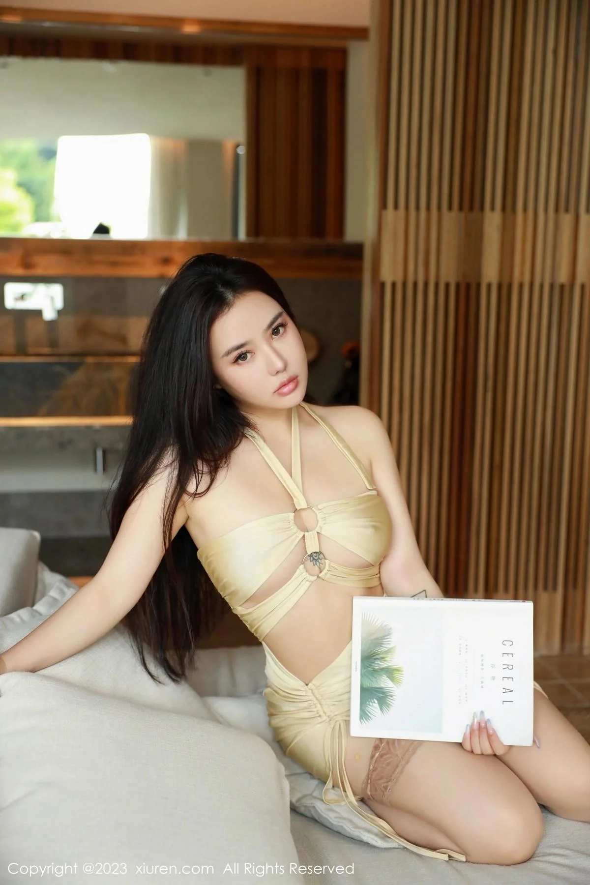 Manuela玛鲁娜性感浅黄色露肩连衣裙秀翘臀美腿绝美写真 第 1 张