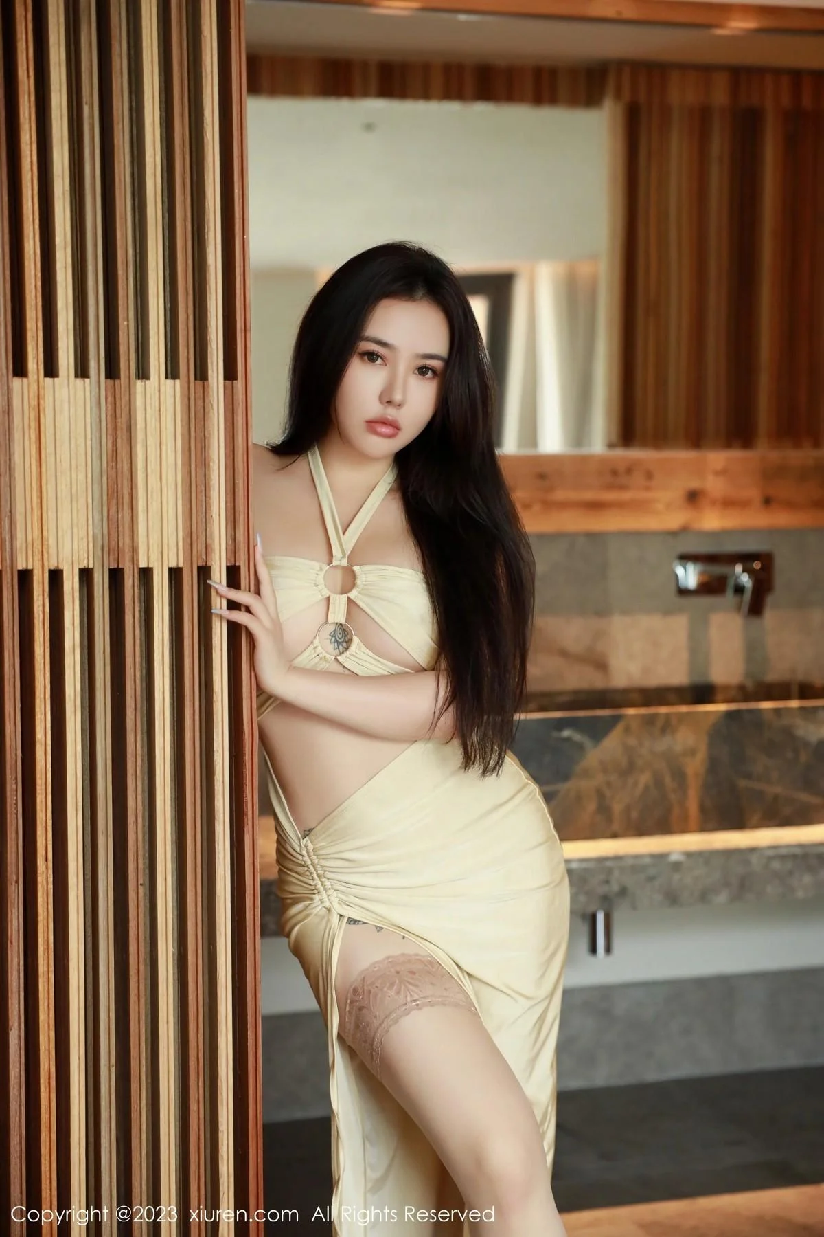 Manuela玛鲁娜性感浅黄色露肩连衣裙秀翘臀美腿绝美写真 第 26 张