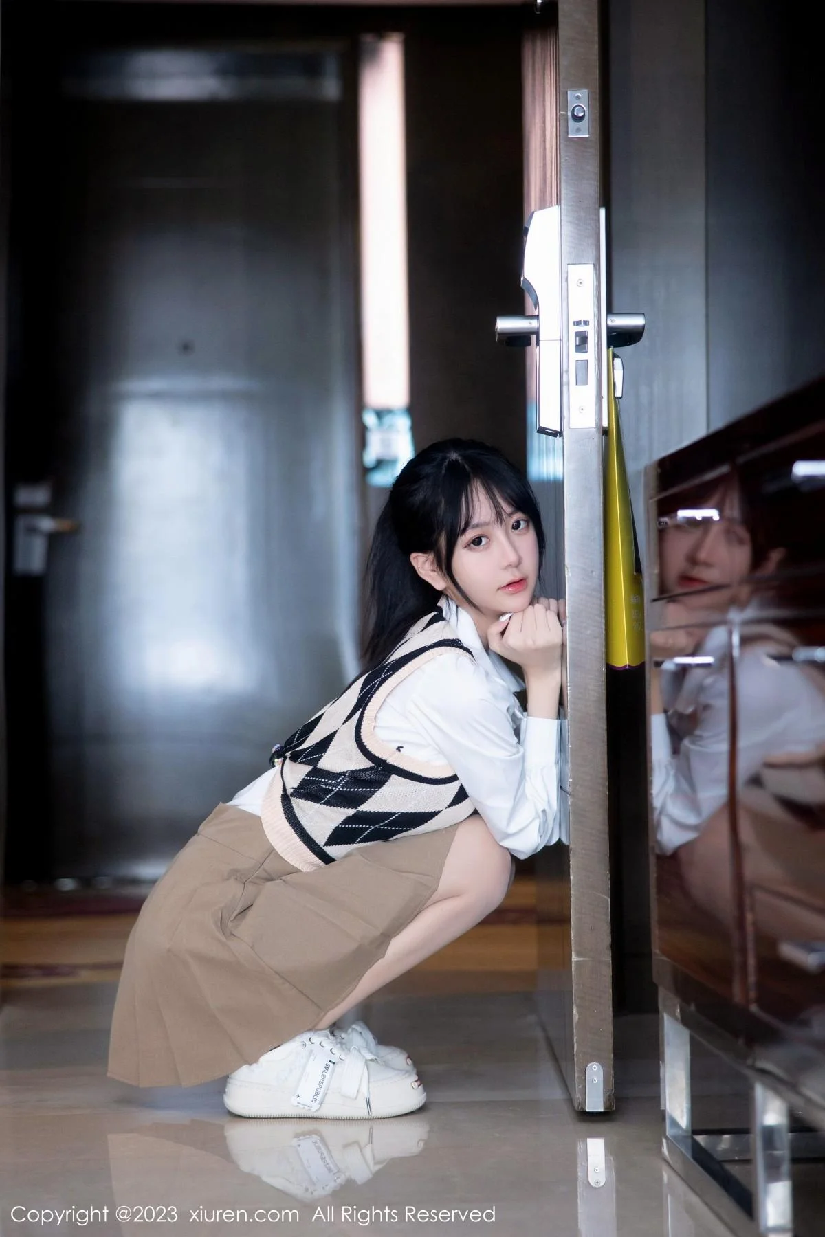 谢小蒽私房半脱露粉色蕾丝内衣配超薄无内肉丝惹火绝美写真 第 1 张