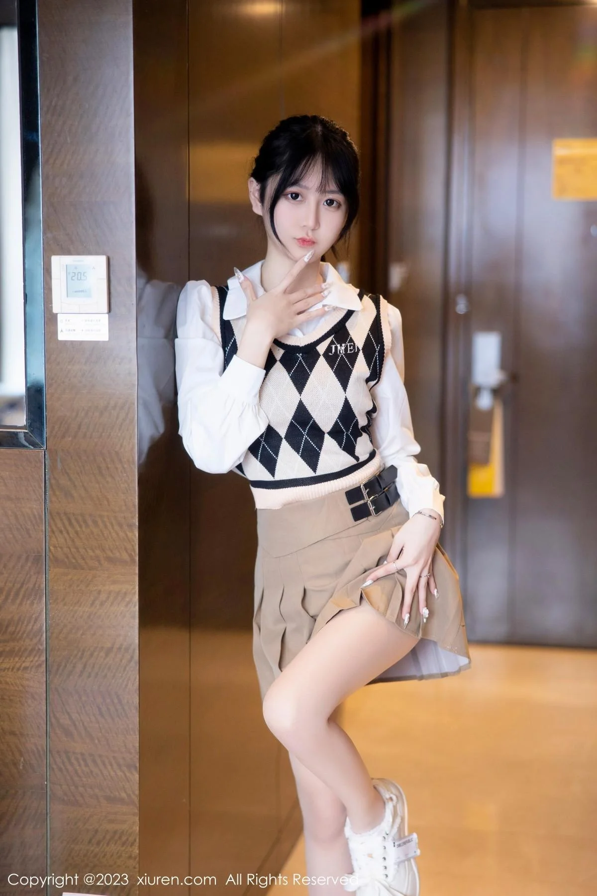 谢小蒽私房半脱露粉色蕾丝内衣配超薄无内肉丝惹火绝美写真 第 3 张
