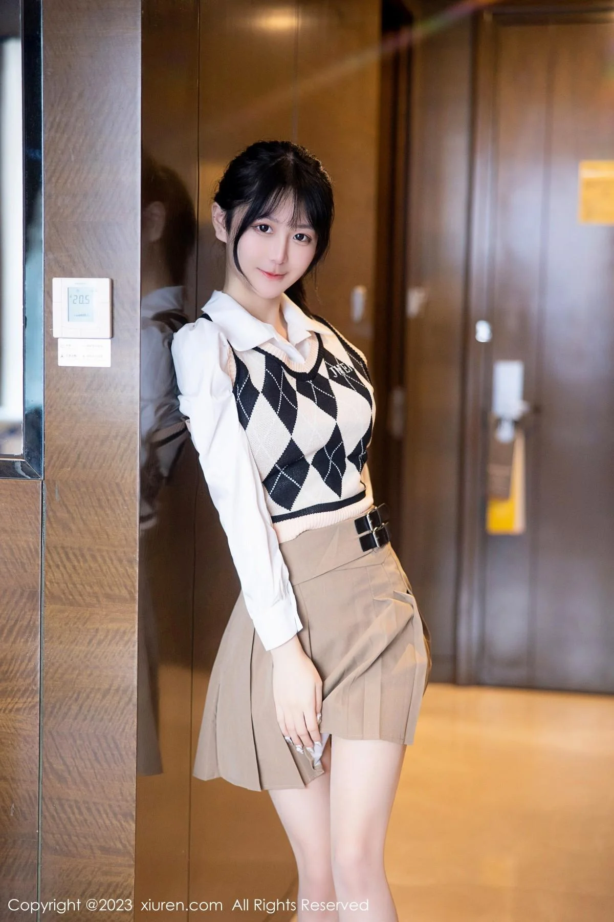谢小蒽私房半脱露粉色蕾丝内衣配超薄无内肉丝惹火绝美写真 第 4 张