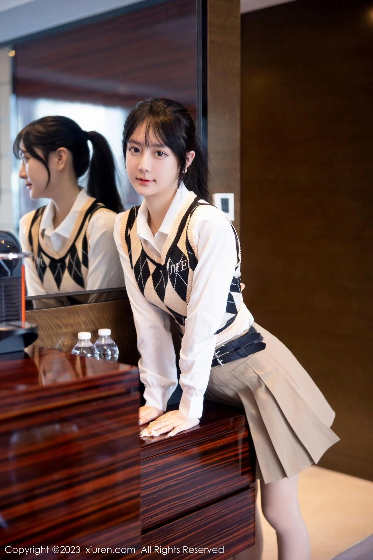 谢小蒽私房半脱露粉色蕾丝内衣配超薄无内肉丝惹火绝美写真 第 5 张