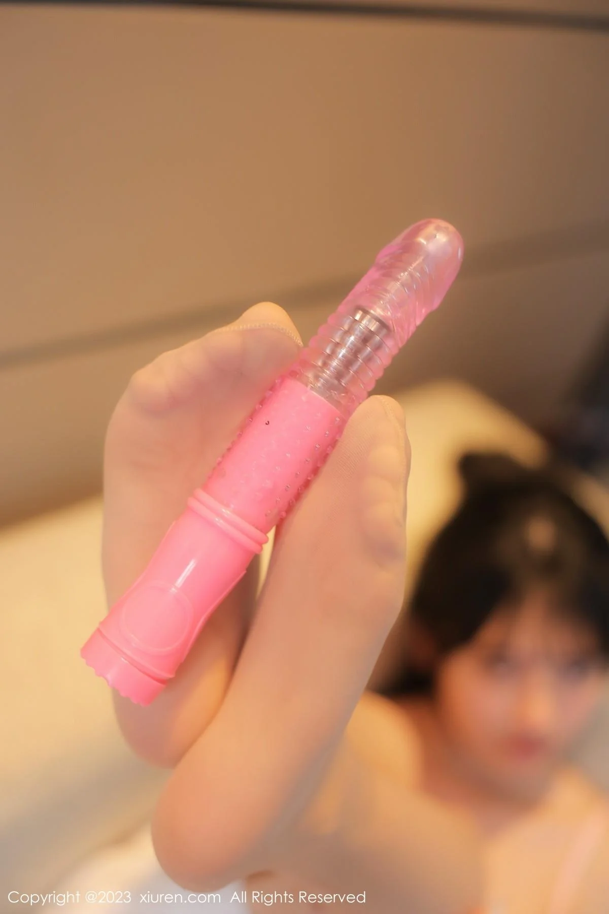谢小蒽私房半脱露粉色蕾丝内衣配超薄无内肉丝惹火绝美写真 第 59 张