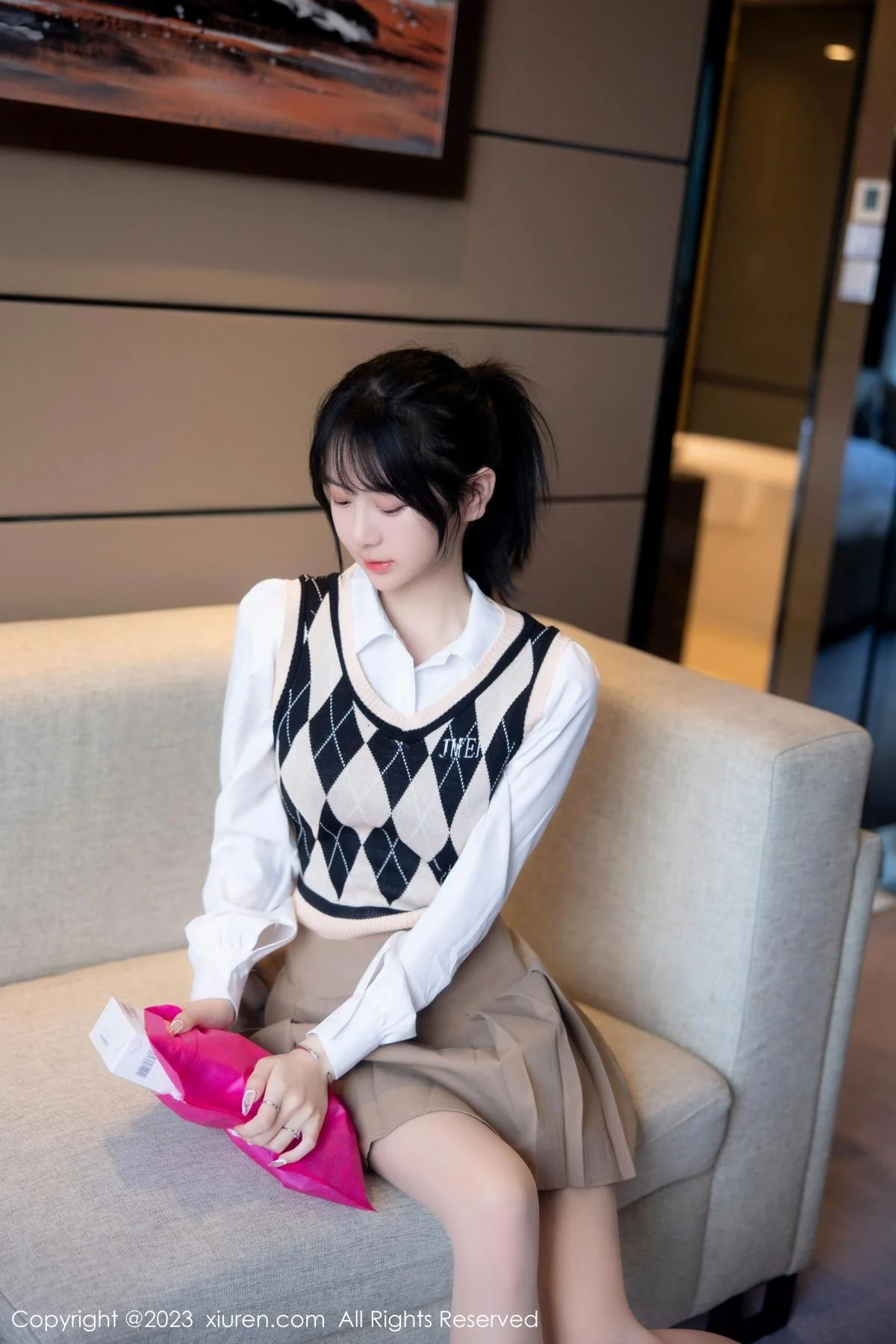 谢小蒽私房半脱露粉色蕾丝内衣配超薄无内肉丝惹火绝美写真 第 8 张