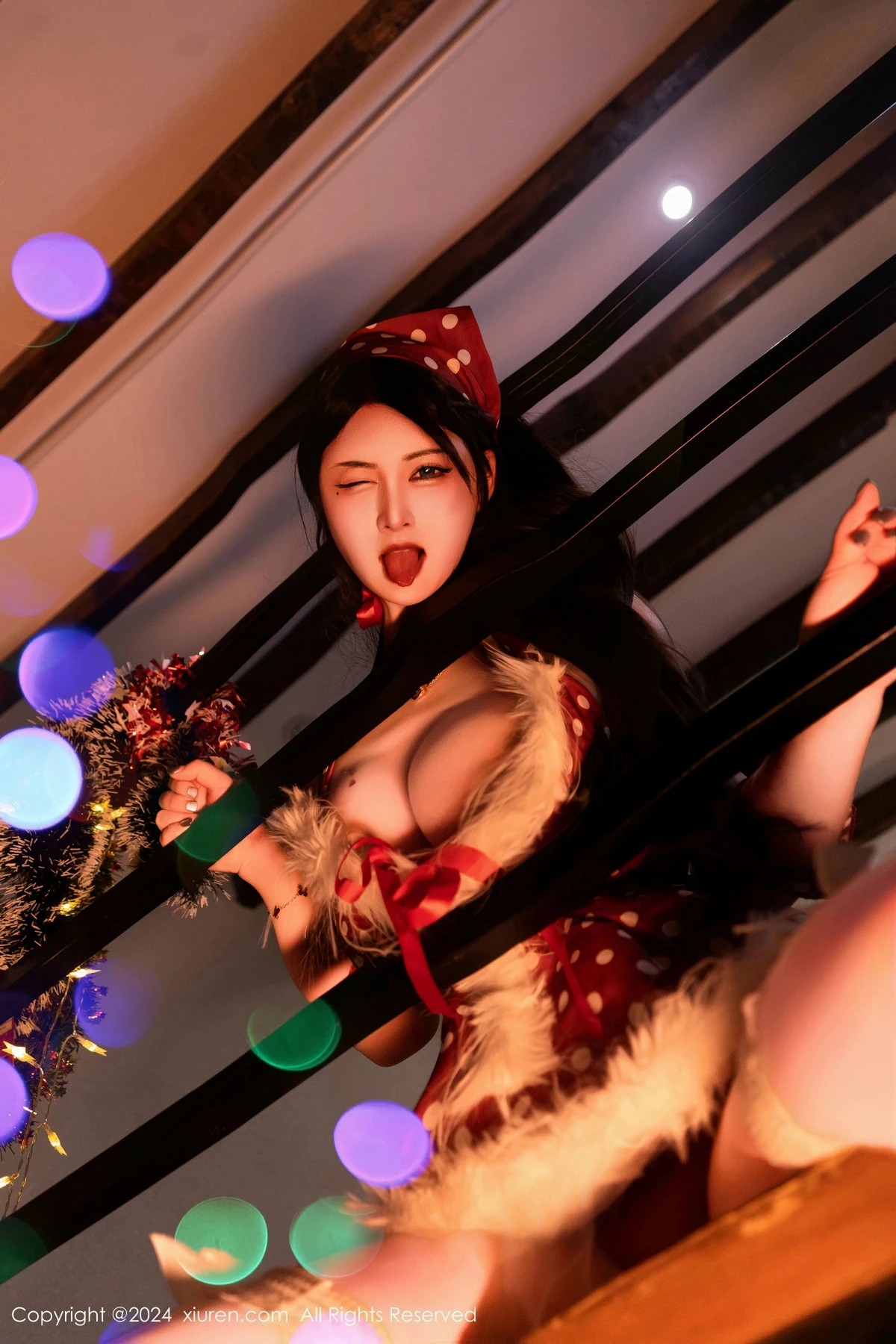 诗诗kiki圣诞节系列性感红色内衣配肉丝袜秀丰腴身姿绝美写真 第 10 张