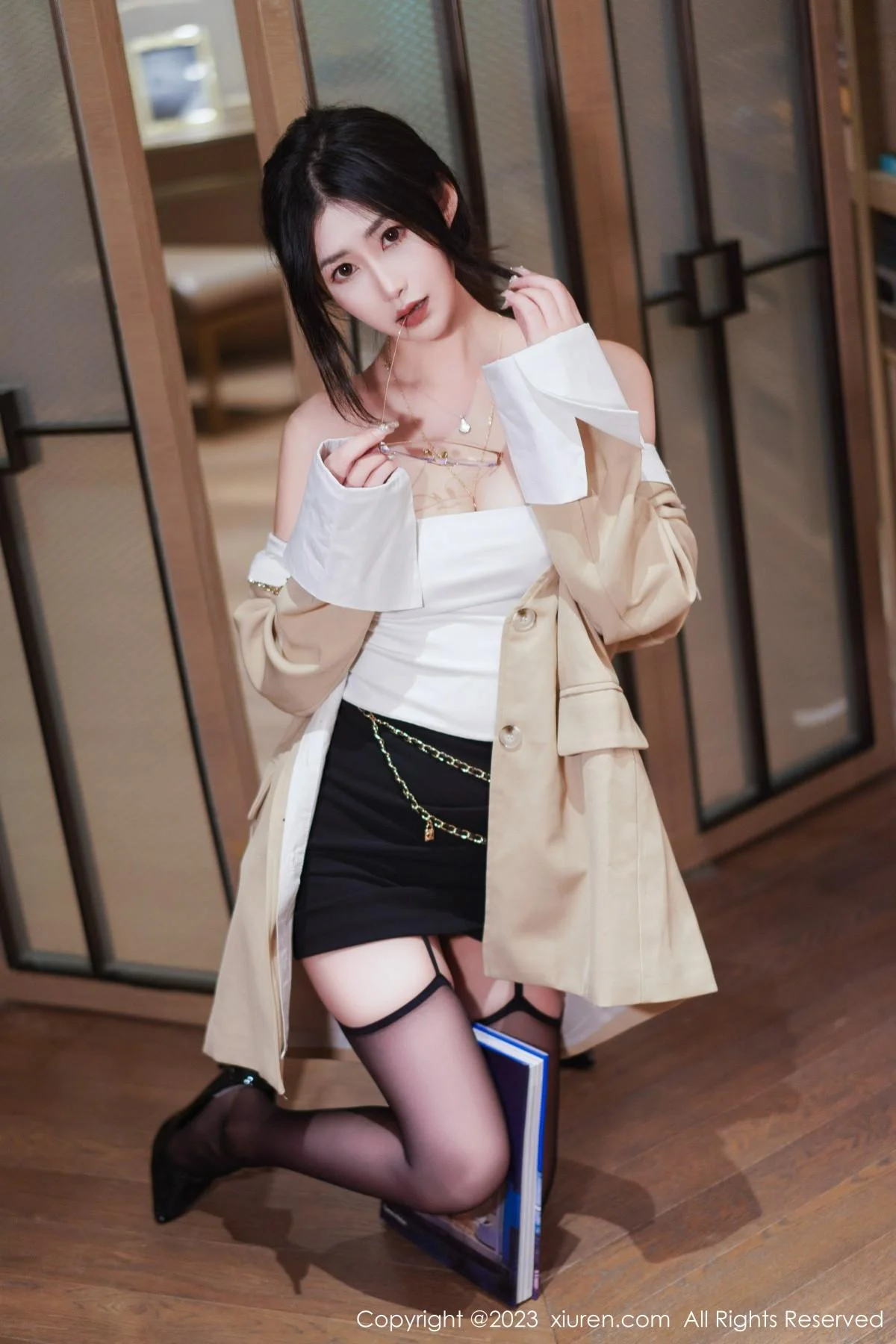 laura阿姣白色露肩上衣配黑短裙露黑丝吊袜秀美腿绝美写真 第 11 张