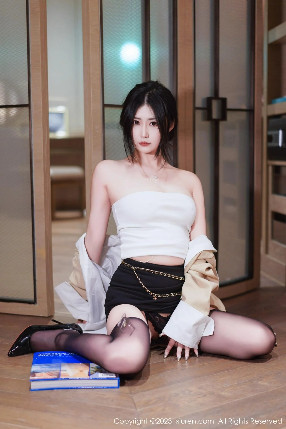 laura阿姣白色露肩上衣配黑短裙露黑丝吊袜秀美腿绝美写真 第 14 张