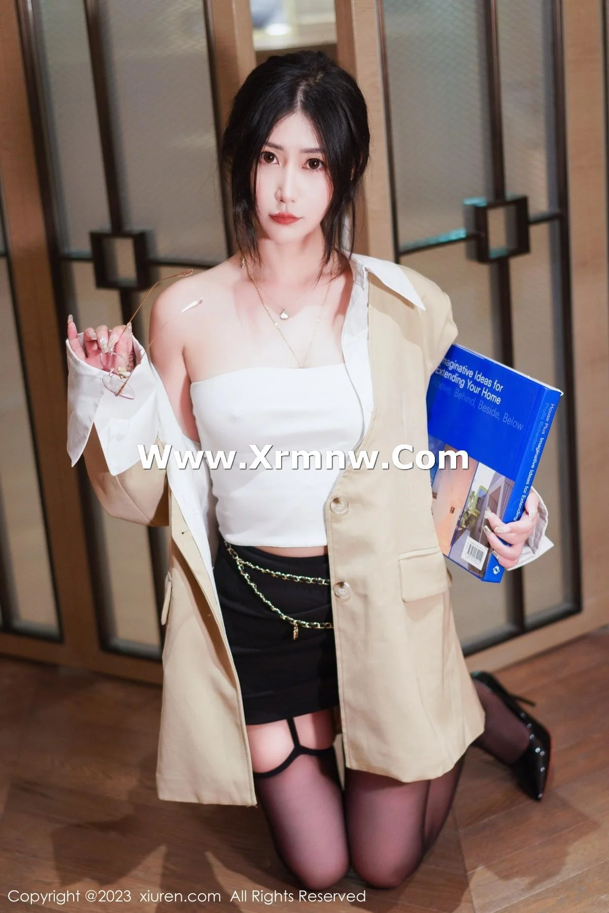laura阿姣白色露肩上衣配黑短裙露黑丝吊袜秀美腿绝美写真 第 7 张