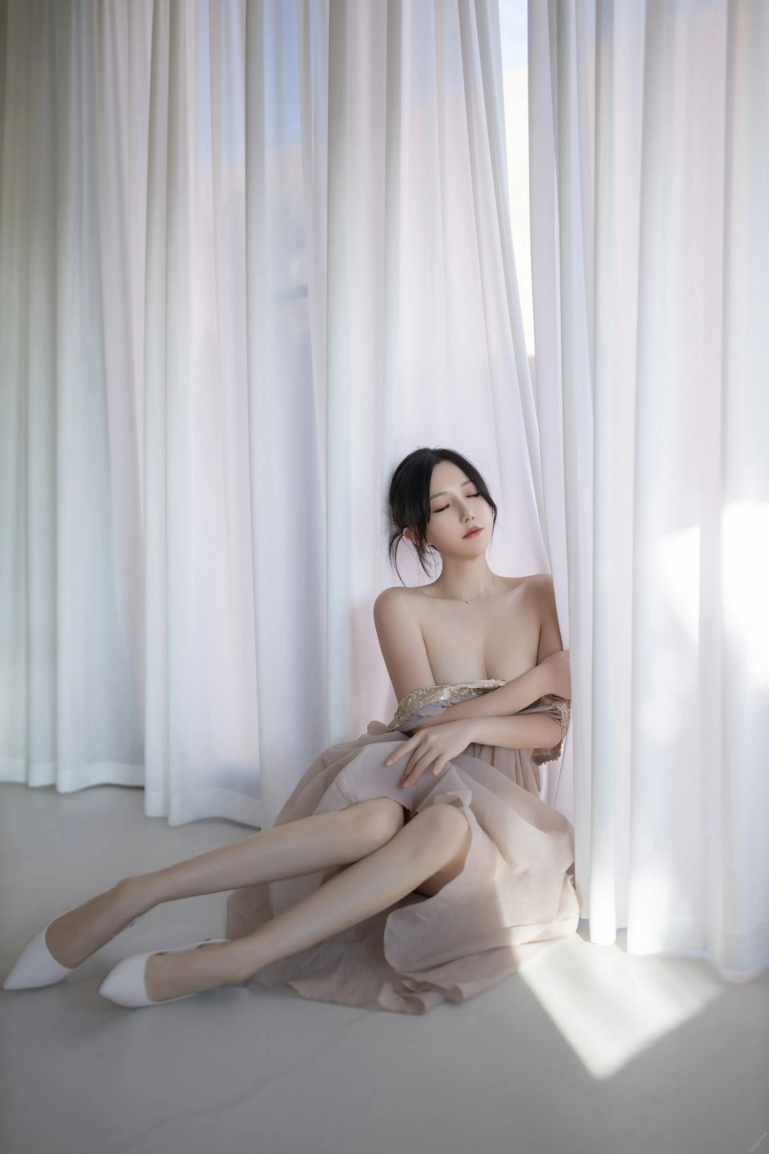 [秀人付费] 鱼子酱Fish 诱人私拍福利 抹胸芦苇女人 第 152 张