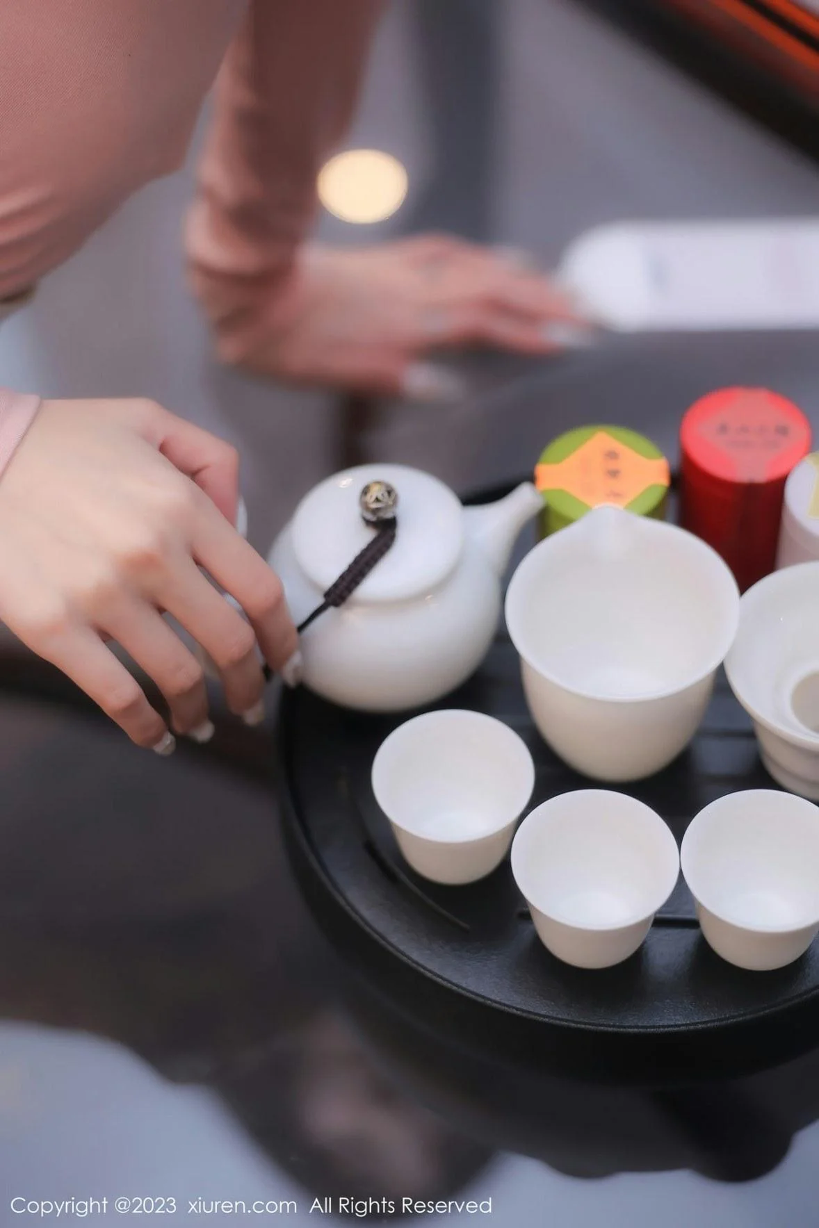 谢小蒽性感粉色上衣配白短裙露超薄无内肉丝撩人绝美写真 第 13 张