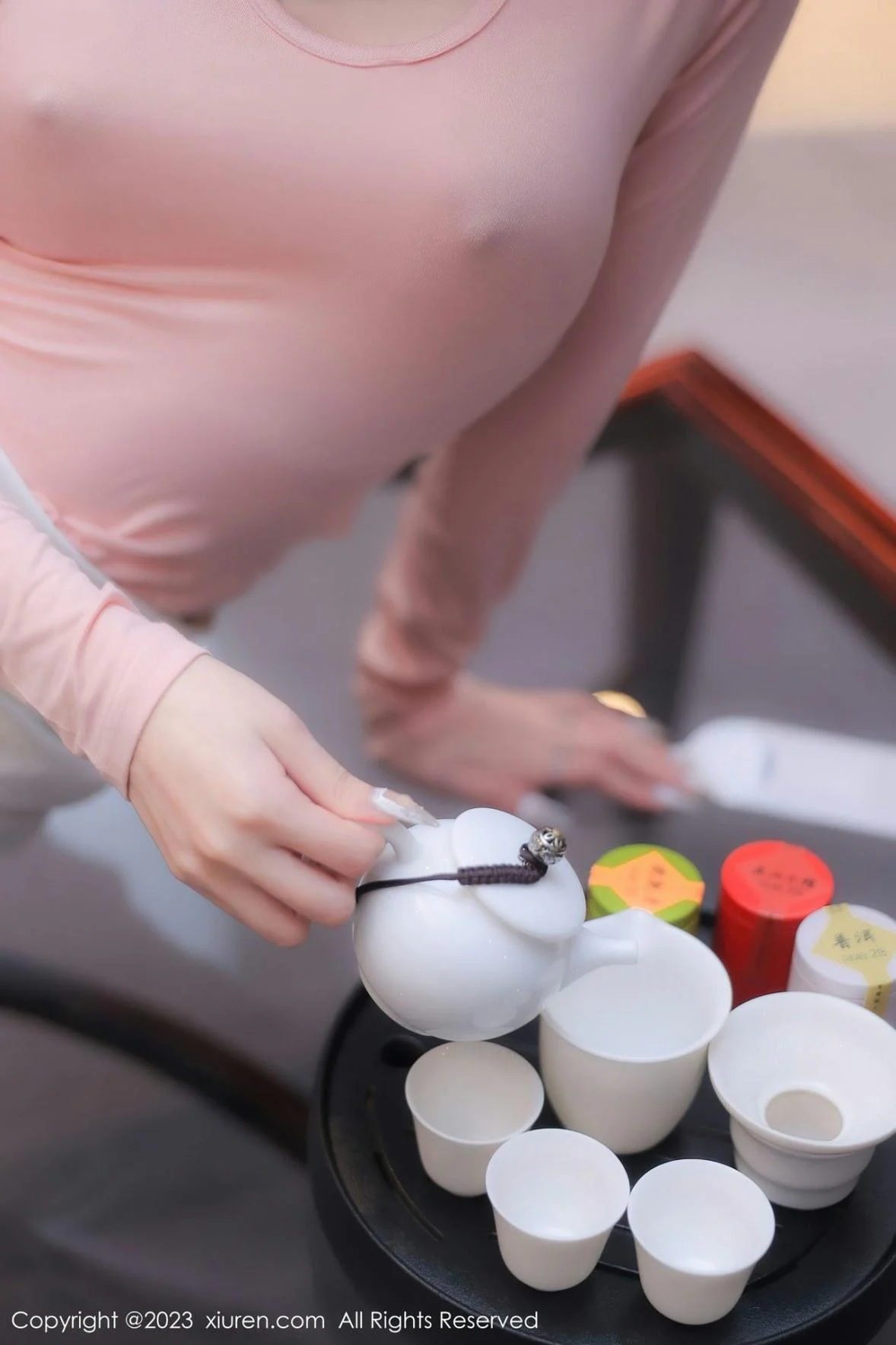 谢小蒽性感粉色上衣配白短裙露超薄无内肉丝撩人绝美写真 第 14 张