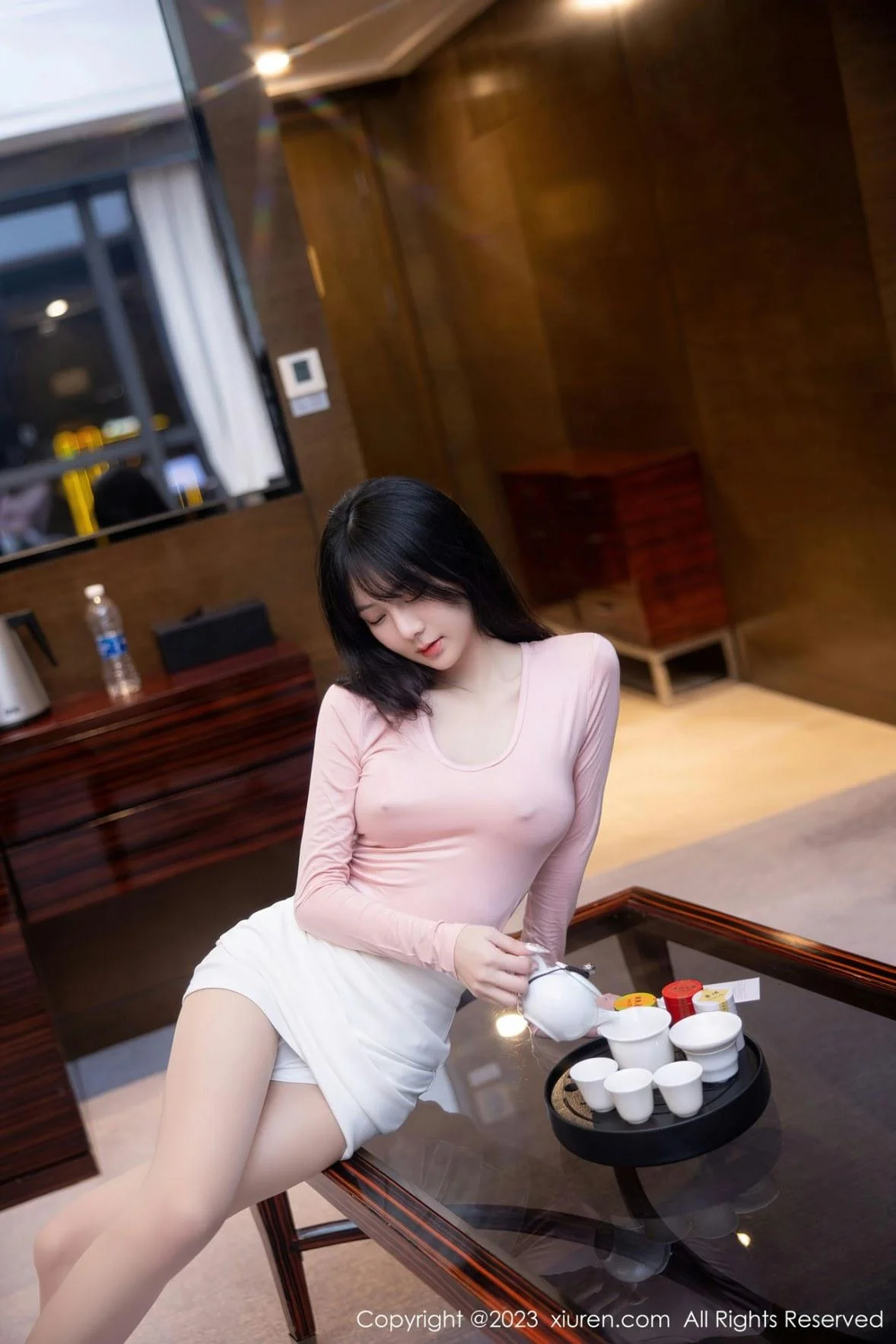 谢小蒽性感粉色上衣配白短裙露超薄无内肉丝撩人绝美写真 第 15 张