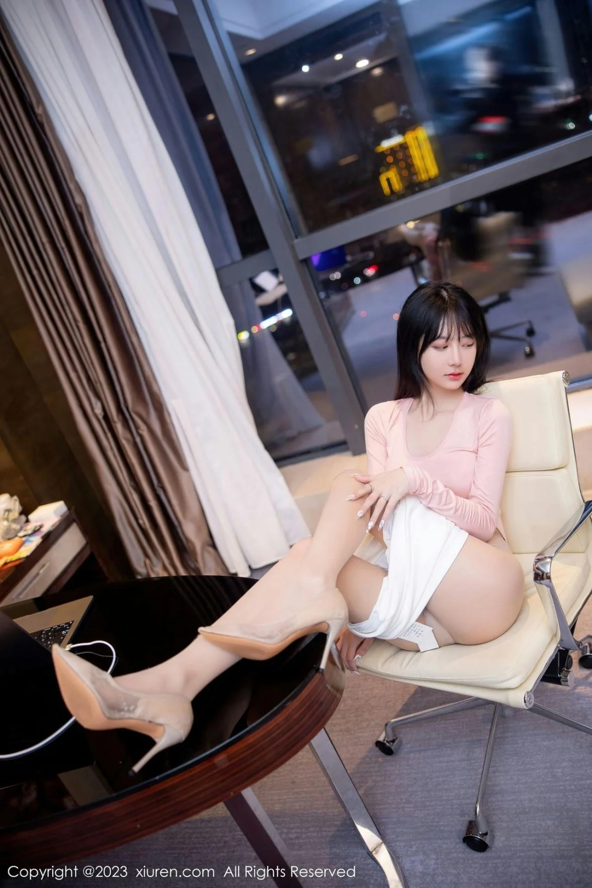 谢小蒽性感粉色上衣配白短裙露超薄无内肉丝撩人绝美写真 第 33 张