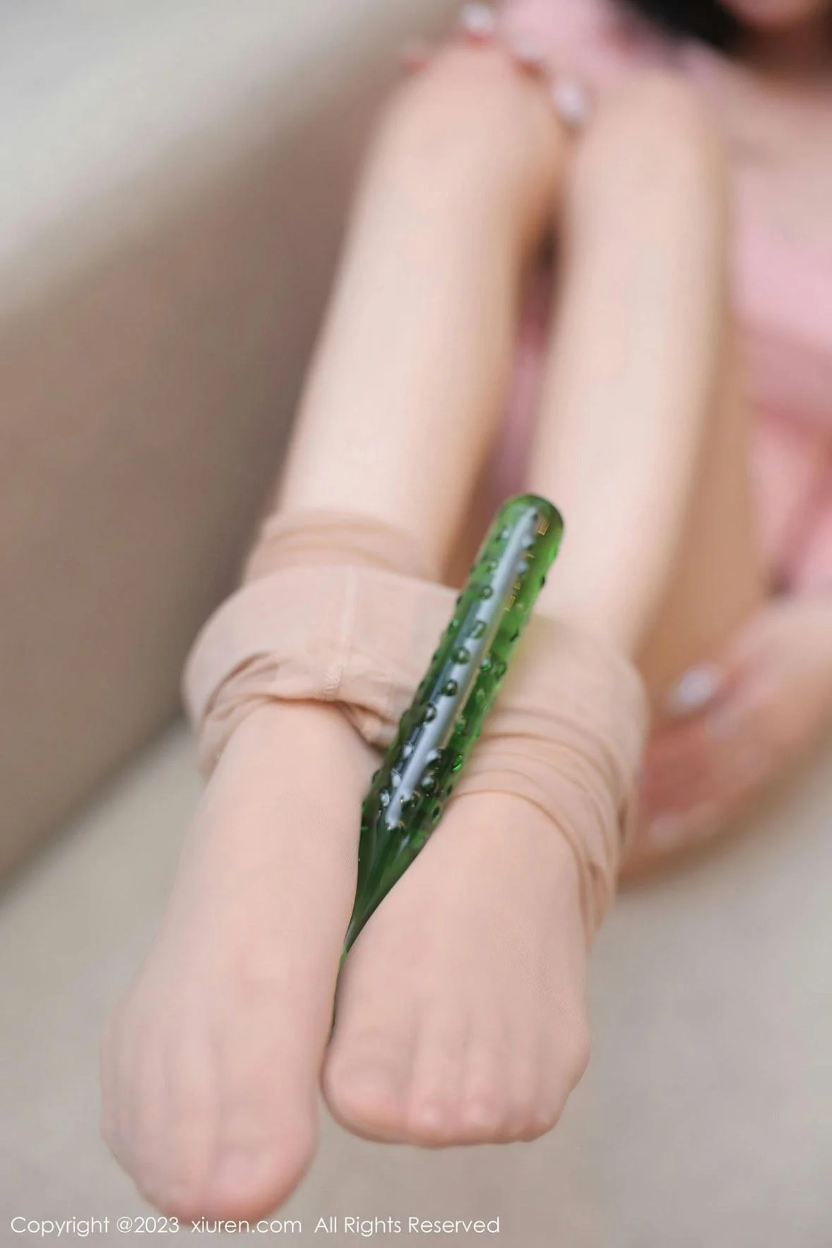 谢小蒽性感粉色上衣配白短裙露超薄无内肉丝撩人绝美写真 第 72 张