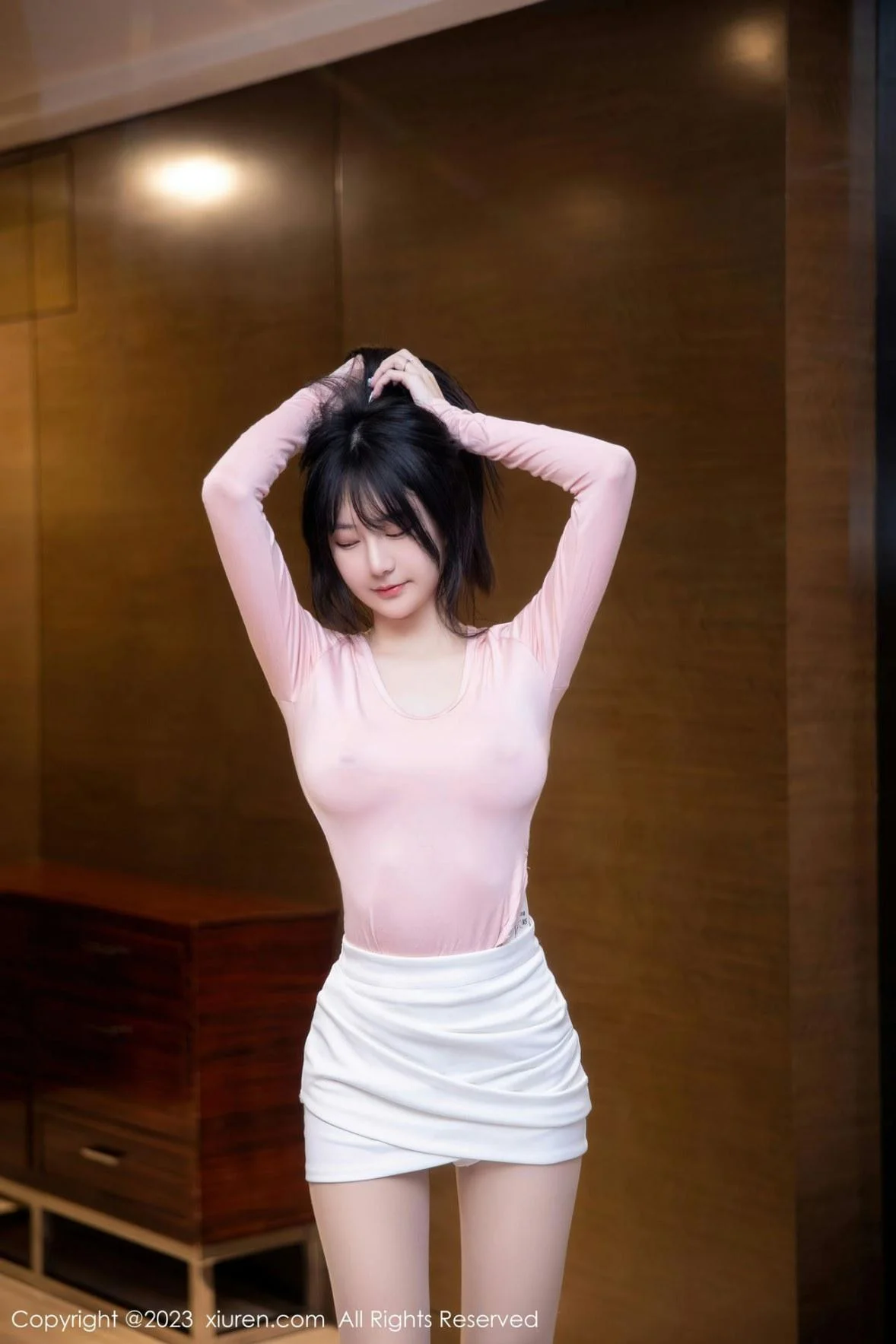 谢小蒽性感粉色上衣配白短裙露超薄无内肉丝撩人绝美写真 第 9 张