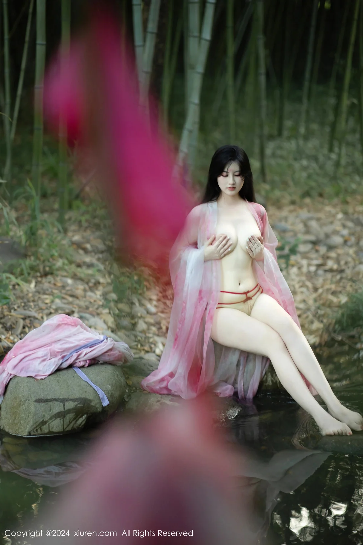 诗诗kiki户外性感粉色古风薄纱服饰秀丰腴身姿惹火绝美写真 第 102 张