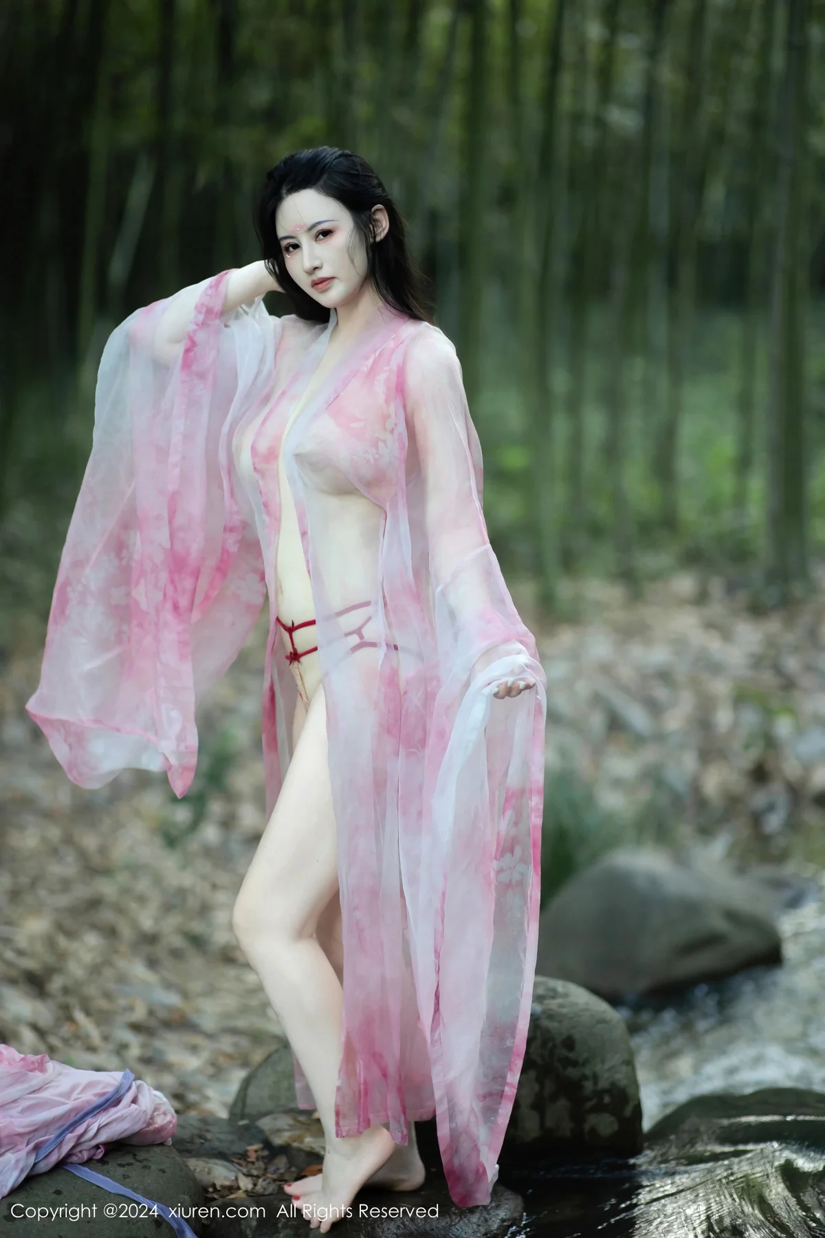 诗诗kiki户外性感粉色古风薄纱服饰秀丰腴身姿惹火绝美写真 第 119 张