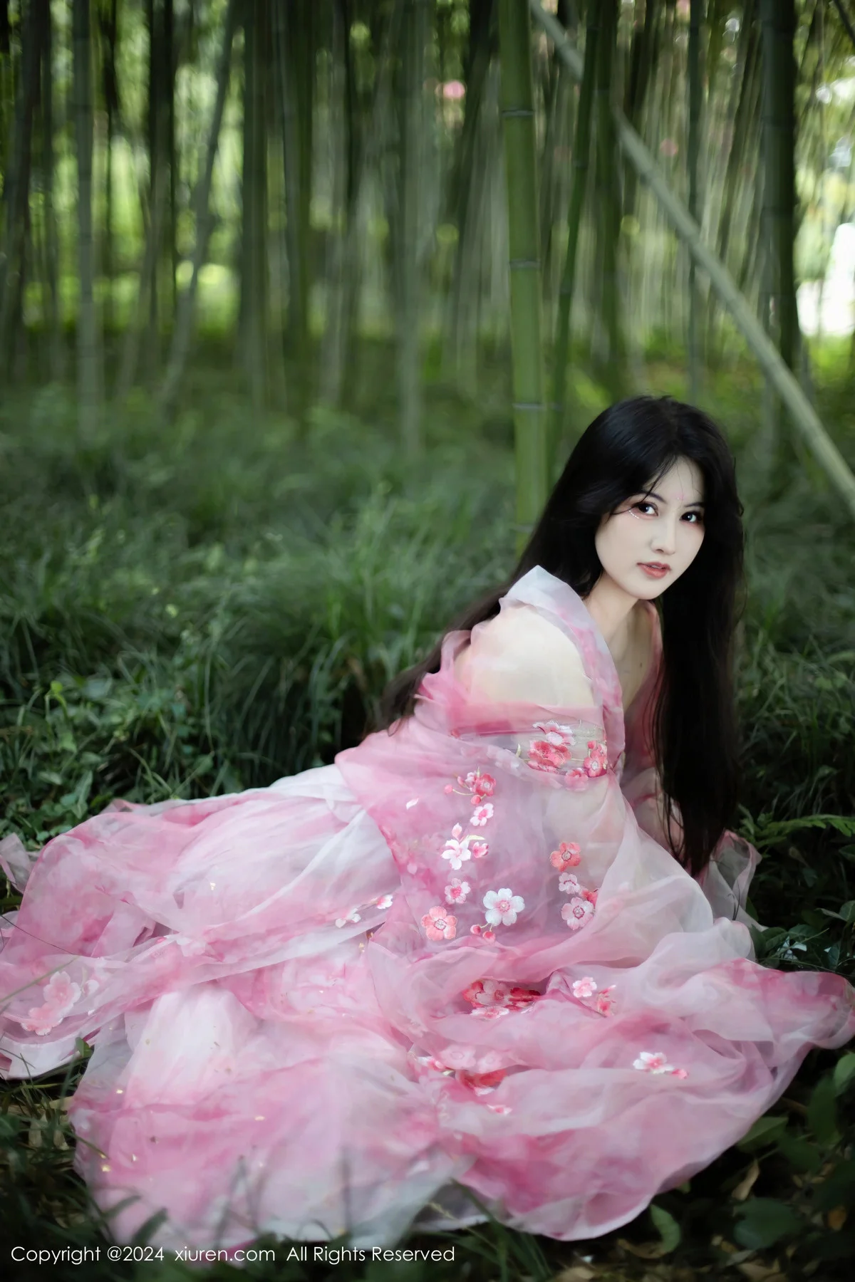 诗诗kiki户外性感粉色古风薄纱服饰秀丰腴身姿惹火绝美写真 第 13 张