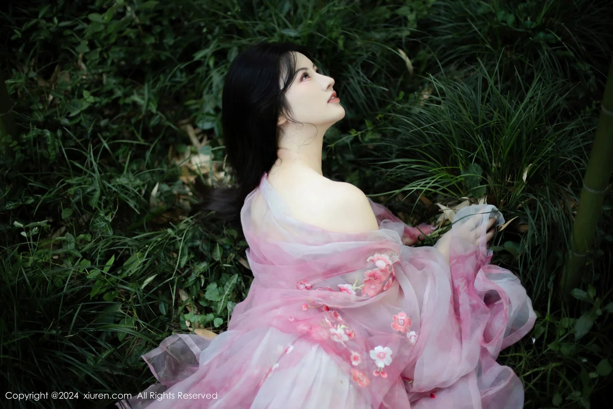 诗诗kiki户外性感粉色古风薄纱服饰秀丰腴身姿惹火绝美写真 第 15 张