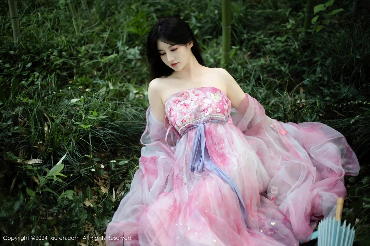 诗诗kiki户外性感粉色古风薄纱服饰秀丰腴身姿惹火绝美写真 第 18 张