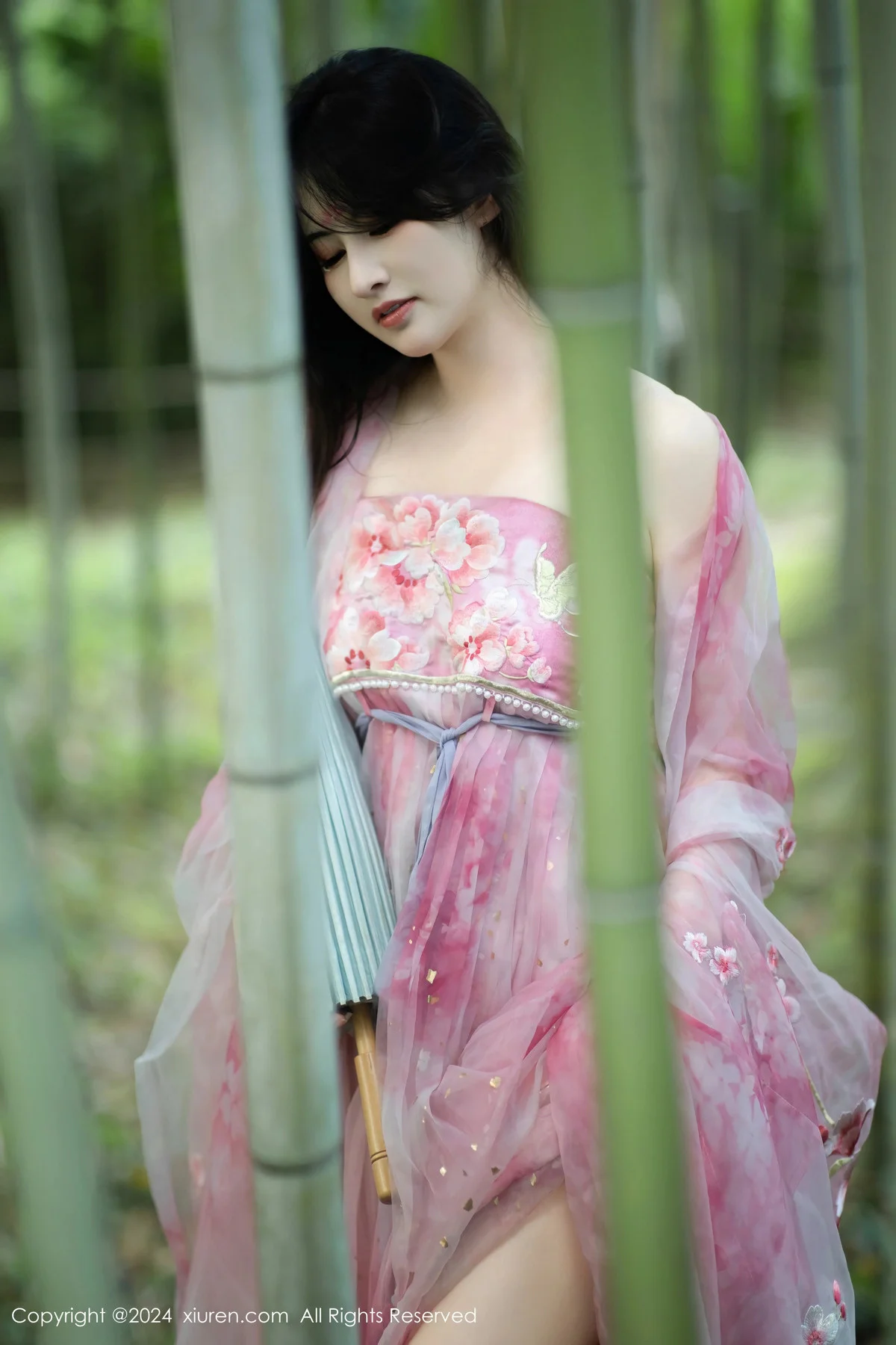 诗诗kiki户外性感粉色古风薄纱服饰秀丰腴身姿惹火绝美写真 第 23 张