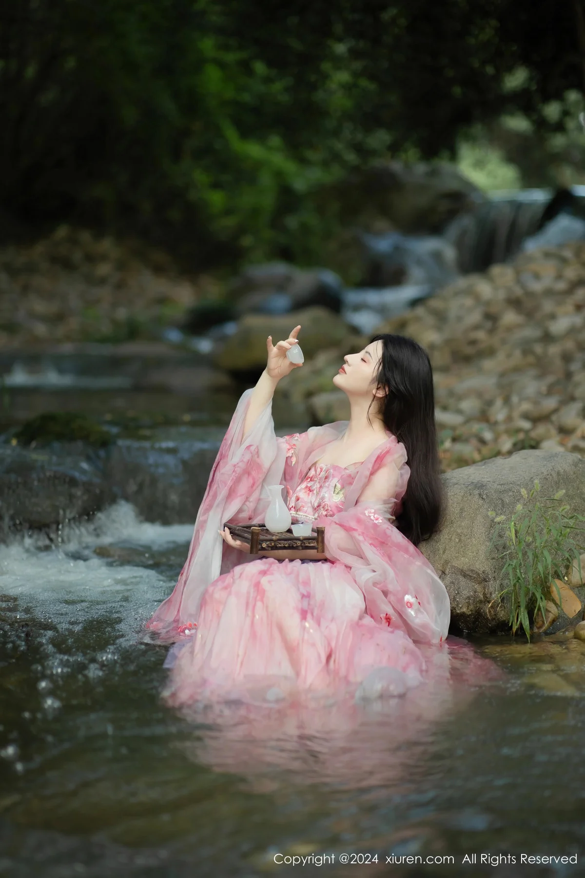 诗诗kiki户外性感粉色古风薄纱服饰秀丰腴身姿惹火绝美写真 第 40 张