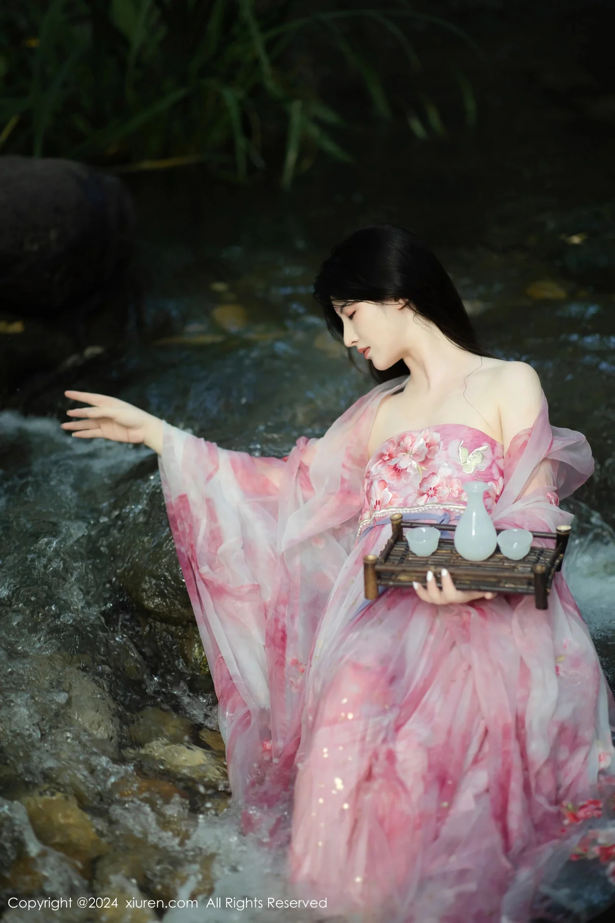 诗诗kiki户外性感粉色古风薄纱服饰秀丰腴身姿惹火绝美写真 第 46 张