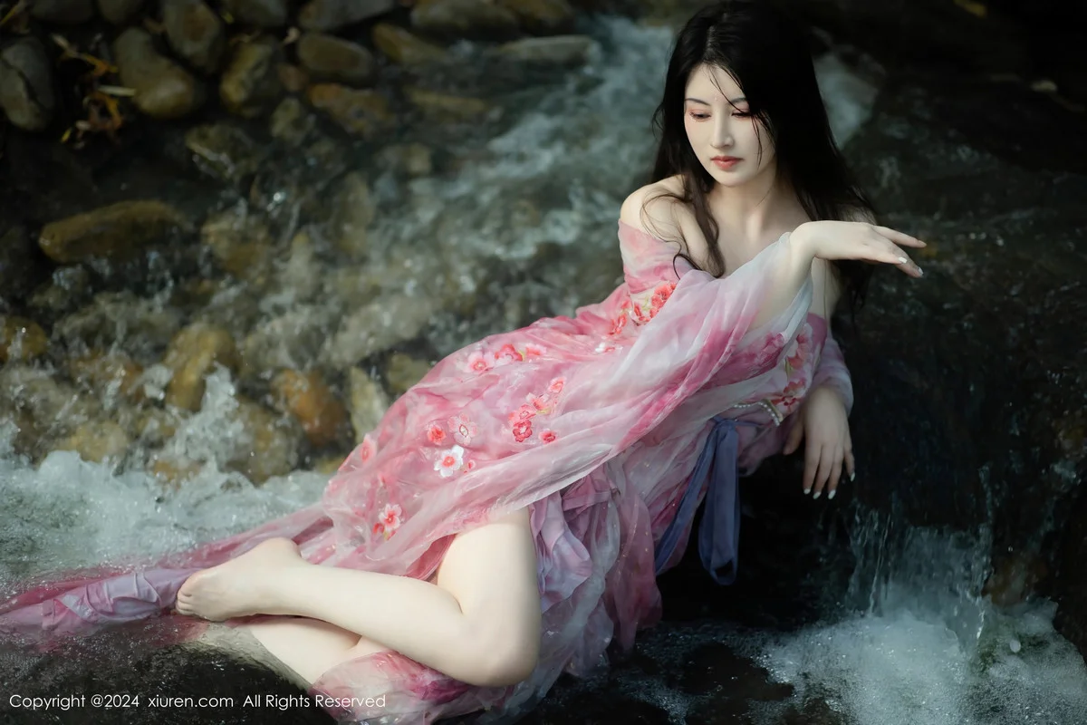 诗诗kiki户外性感粉色古风薄纱服饰秀丰腴身姿惹火绝美写真 第 51 张