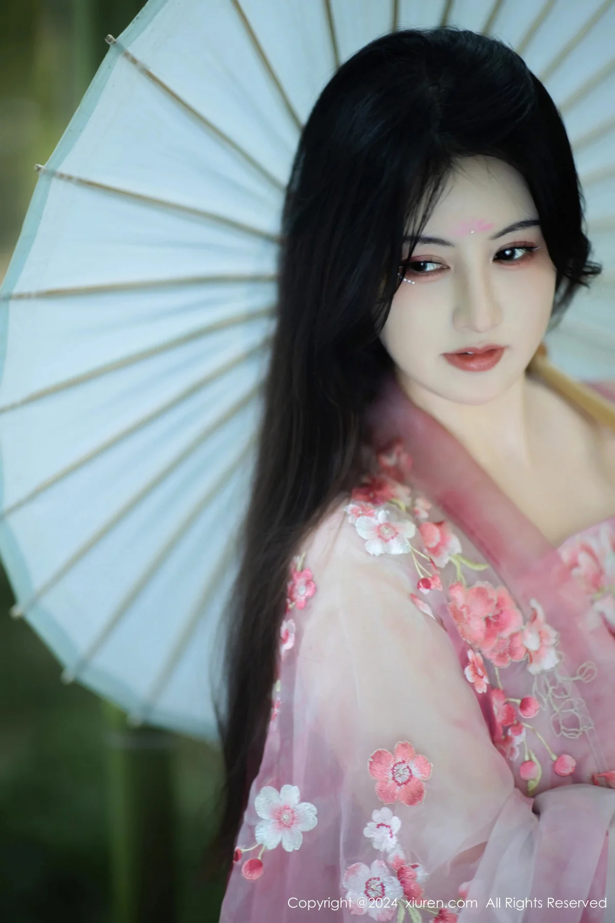 诗诗kiki户外性感粉色古风薄纱服饰秀丰腴身姿惹火绝美写真 第 7 张