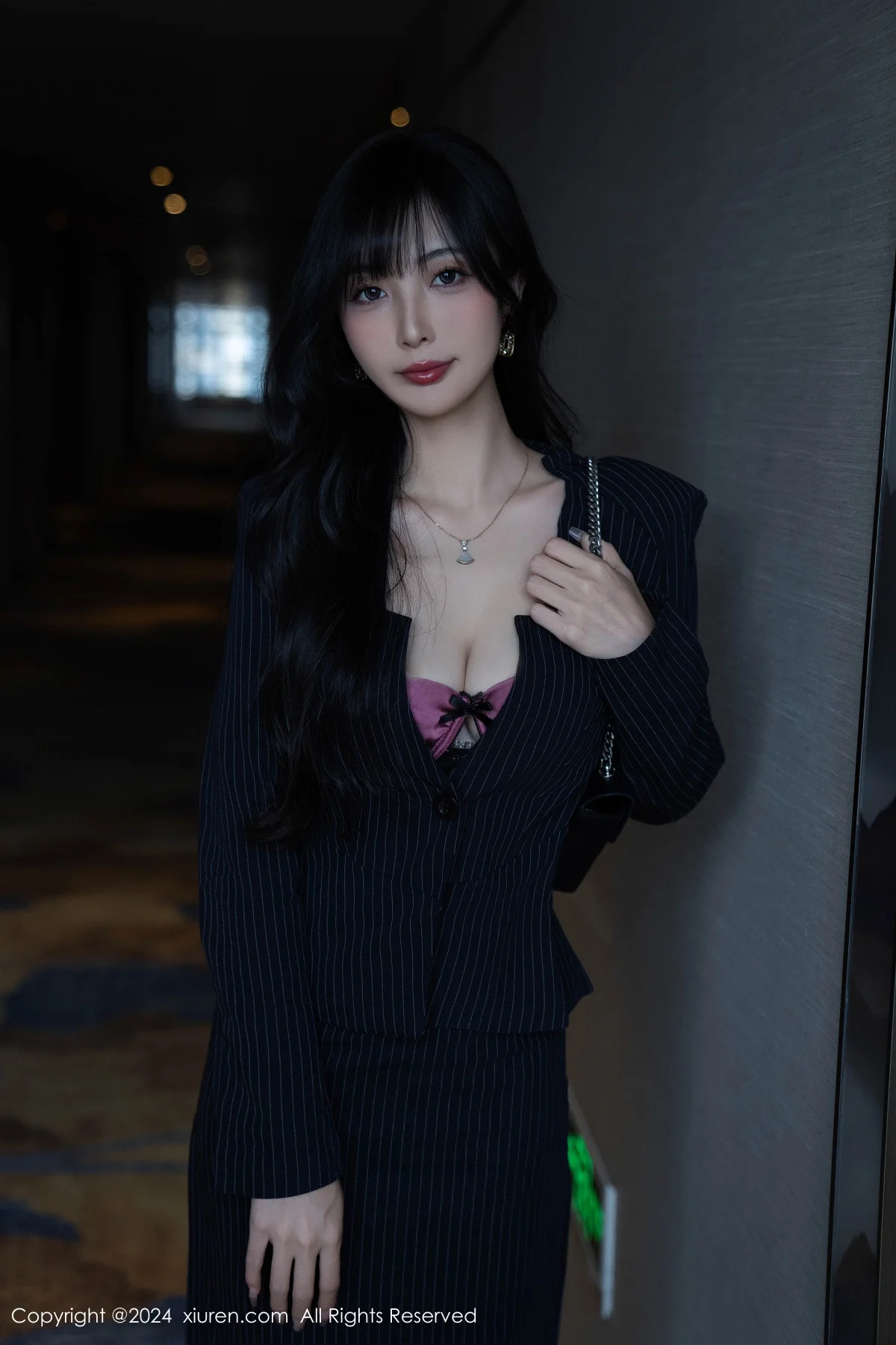 林星阑私房性感紫色情趣内衣配黑丝袜秀曼妙身姿绝美写真 第 13 张
