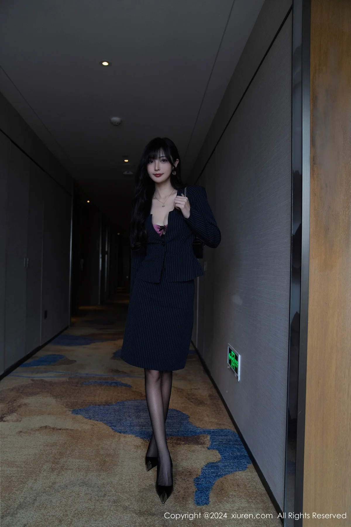 林星阑私房性感紫色情趣内衣配黑丝袜秀曼妙身姿绝美写真 第 20 张
