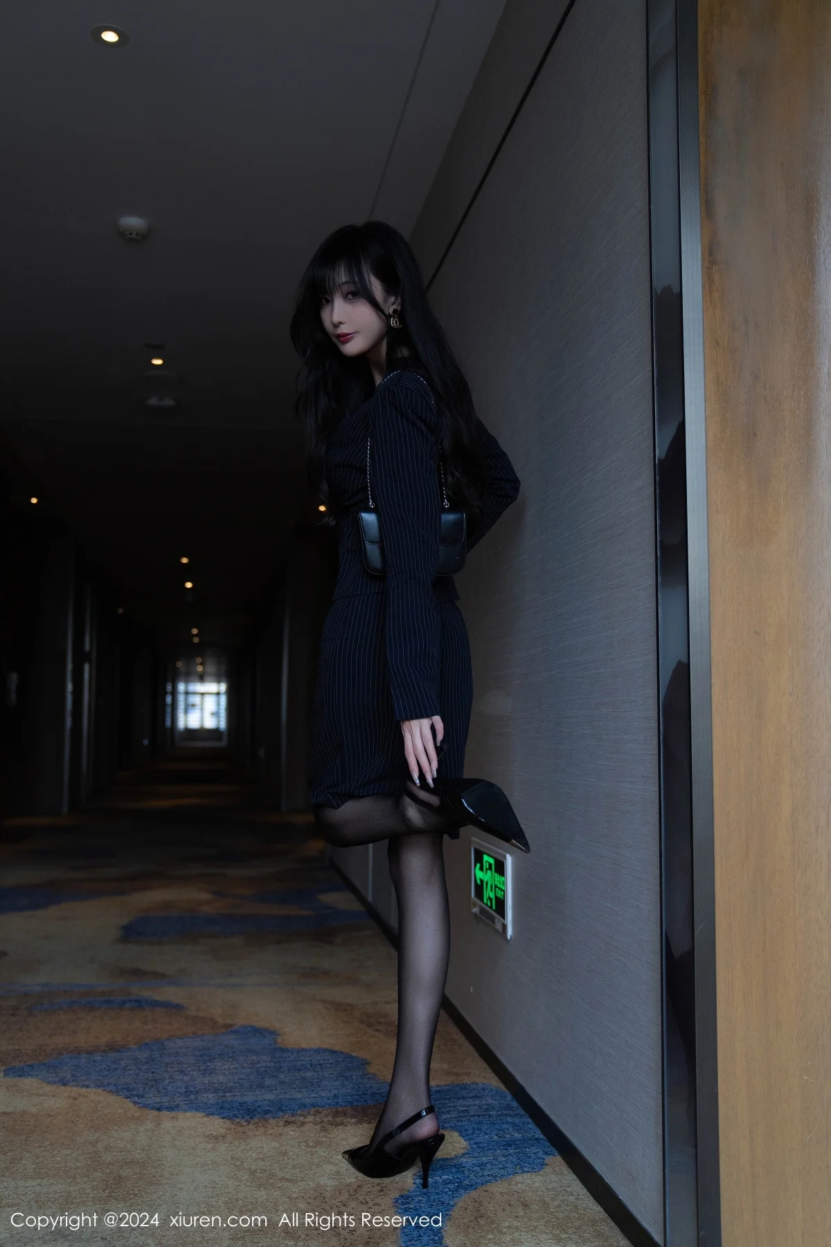 林星阑私房性感紫色情趣内衣配黑丝袜秀曼妙身姿绝美写真 第 22 张