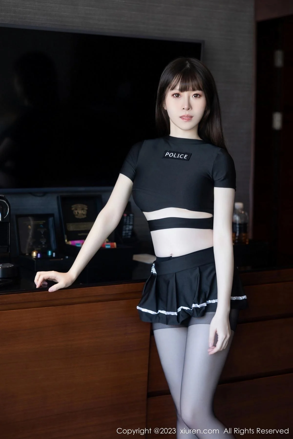 林悠悠性感黑色上衣配黑短裙露开档黑丝秀曼妙身姿绝美写真 第 1 张
