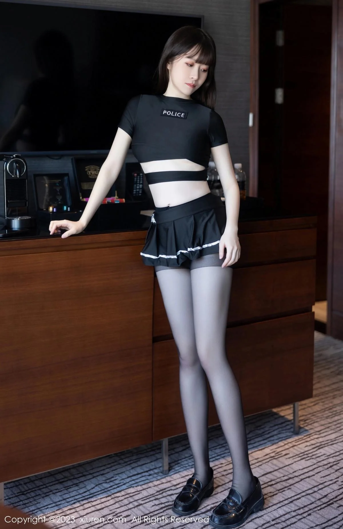 林悠悠性感黑色上衣配黑短裙露开档黑丝秀曼妙身姿绝美写真 第 2 张