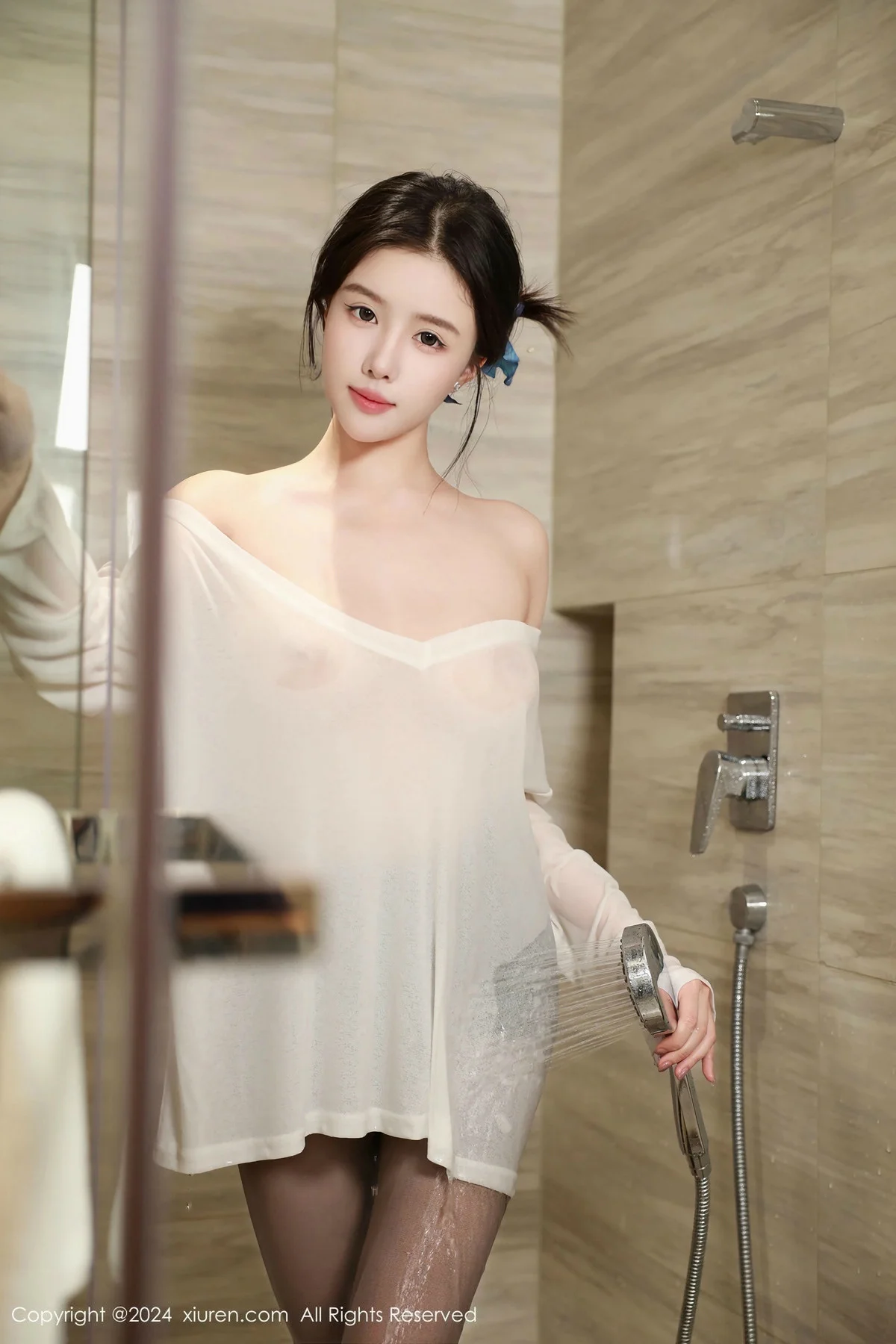 唐翩翩私房性感白色轻透上衣配开档黑丝秀完美身材绝美写真 第 2 张