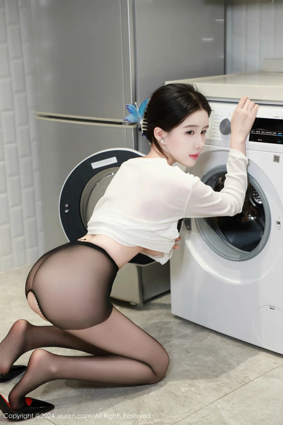 唐翩翩私房性感白色轻透上衣配开档黑丝秀完美身材绝美写真 第 39 张