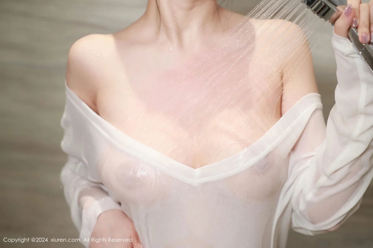 唐翩翩私房性感白色轻透上衣配开档黑丝秀完美身材绝美写真 第 82 张