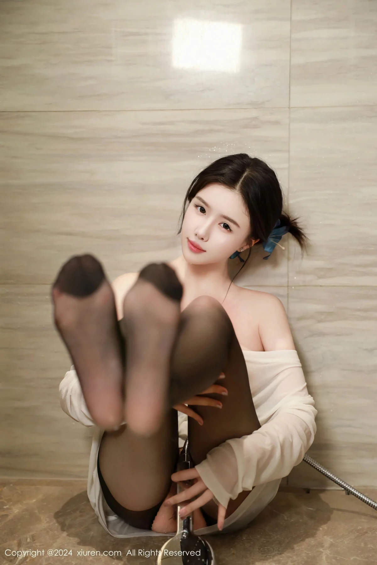 唐翩翩私房性感白色轻透上衣配开档黑丝秀完美身材绝美写真 第 91 张