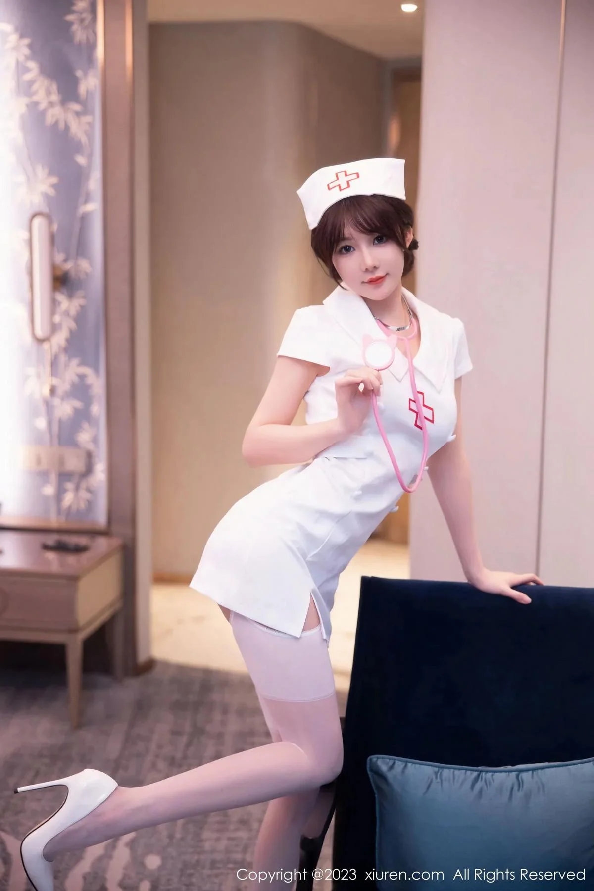 婠婠么性感白色情趣护士服配白丝吊袜秀曼妙身姿绝美写真 第 2 张