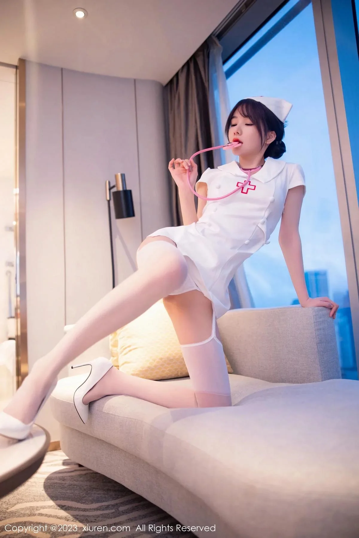 婠婠么性感白色情趣护士服配白丝吊袜秀曼妙身姿绝美写真 第 35 张