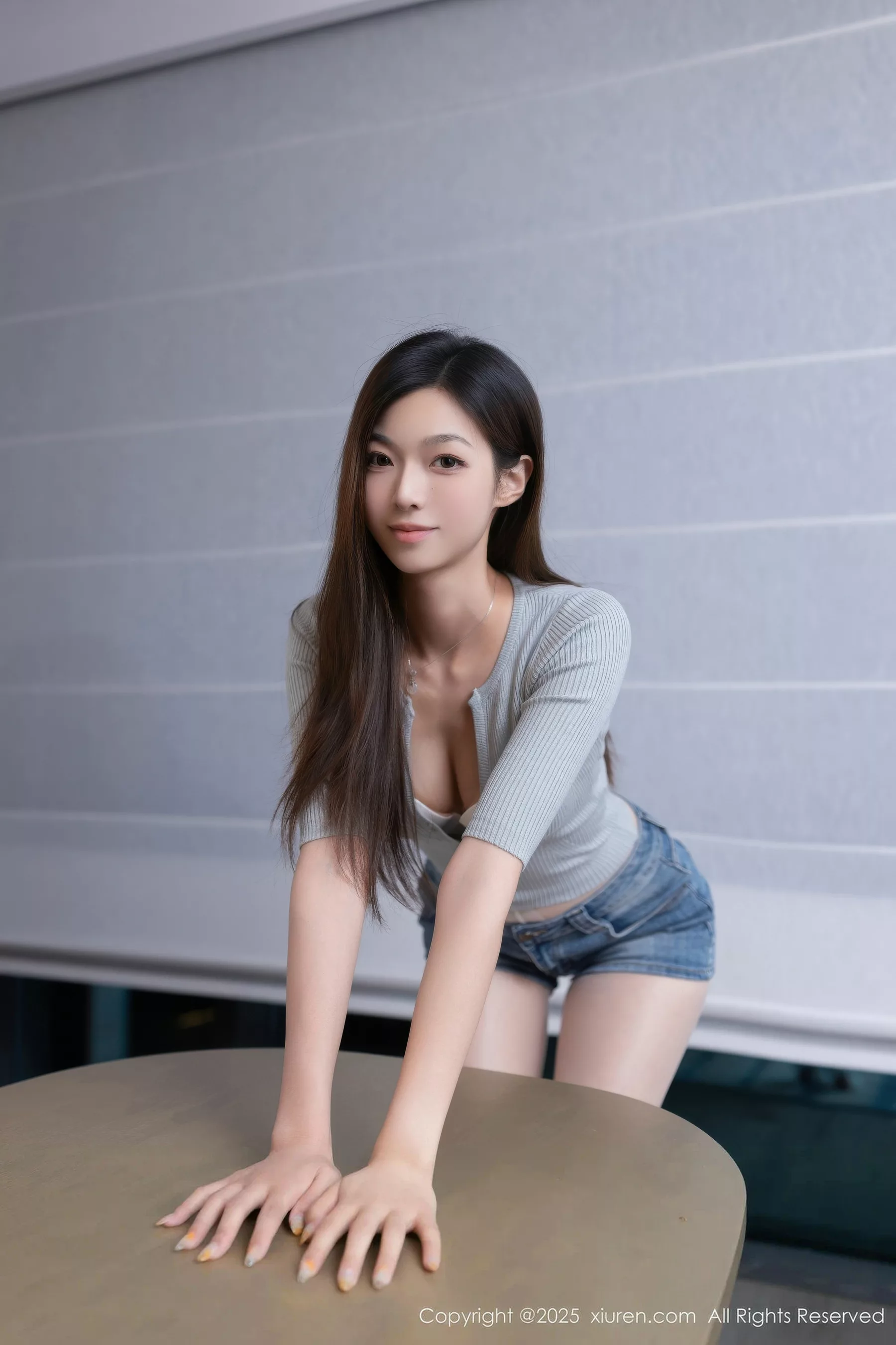 kiki柚柚性感蓝色超短牛仔裤配原色丝袜秀凹凸身材绝美写真 第 15 张