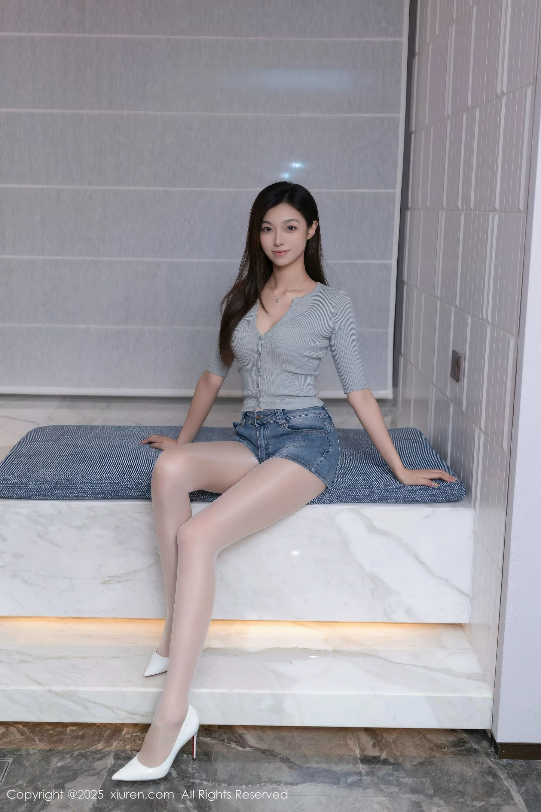 kiki柚柚性感蓝色超短牛仔裤配原色丝袜秀凹凸身材绝美写真 第 2 张