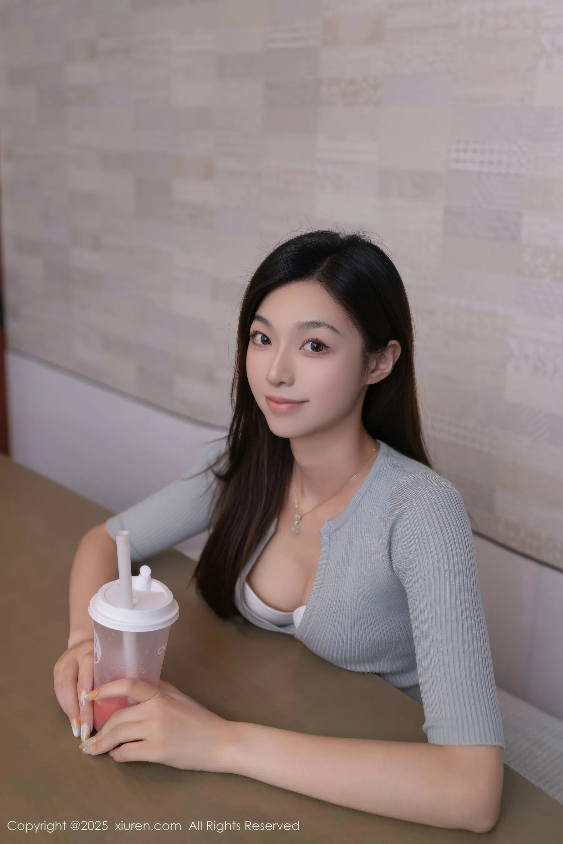 kiki柚柚性感蓝色超短牛仔裤配原色丝袜秀凹凸身材绝美写真 第 23 张