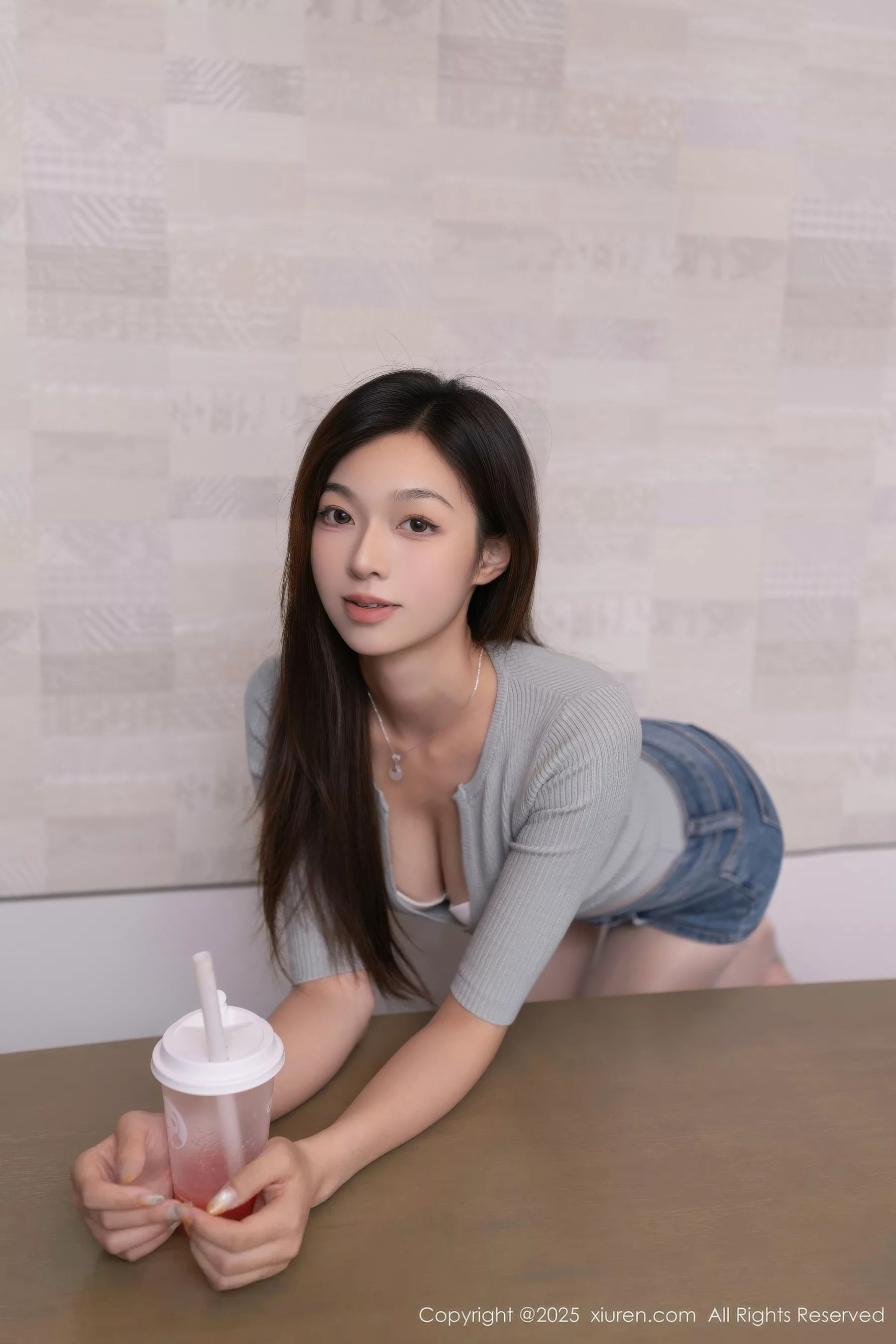 kiki柚柚性感蓝色超短牛仔裤配原色丝袜秀凹凸身材绝美写真 第 28 张