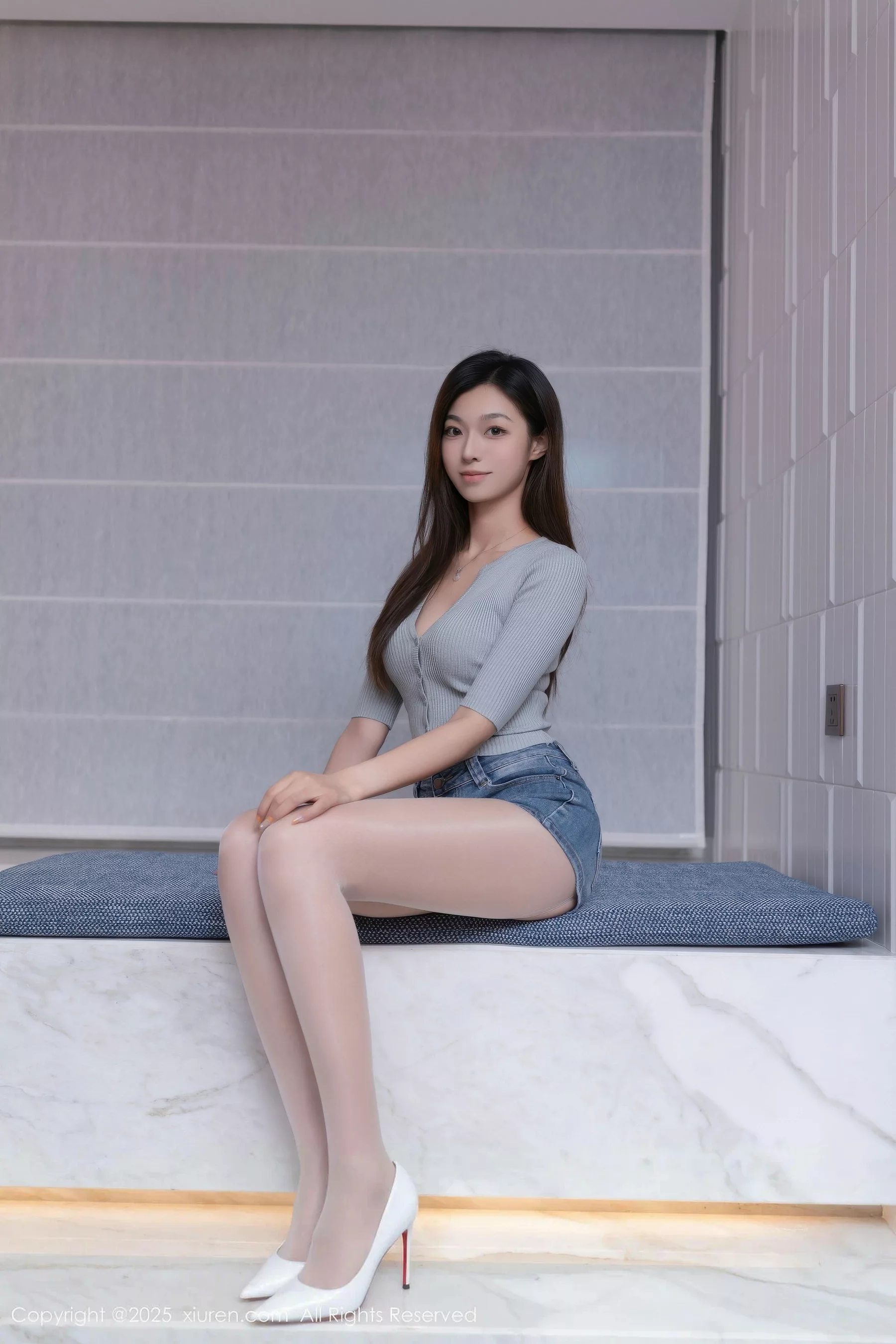 kiki柚柚性感蓝色超短牛仔裤配原色丝袜秀凹凸身材绝美写真 第 3 张