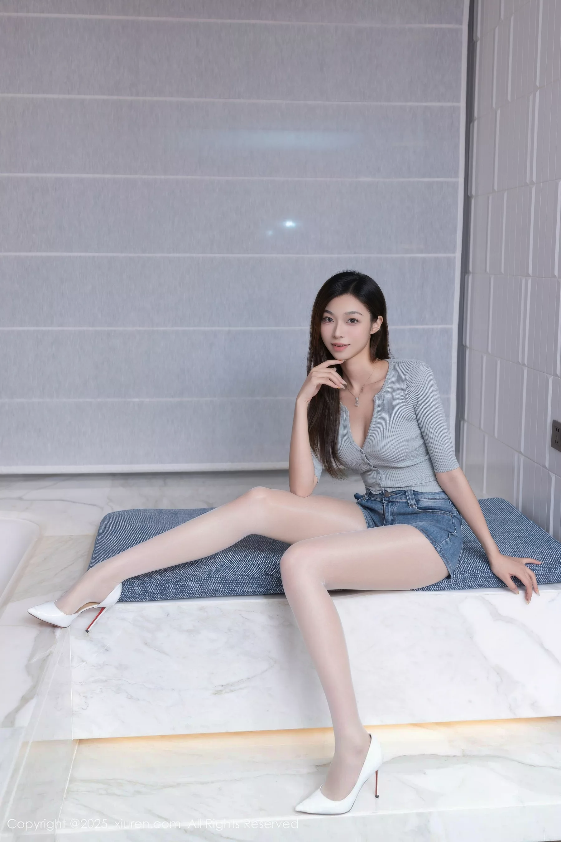 kiki柚柚性感蓝色超短牛仔裤配原色丝袜秀凹凸身材绝美写真 第 6 张