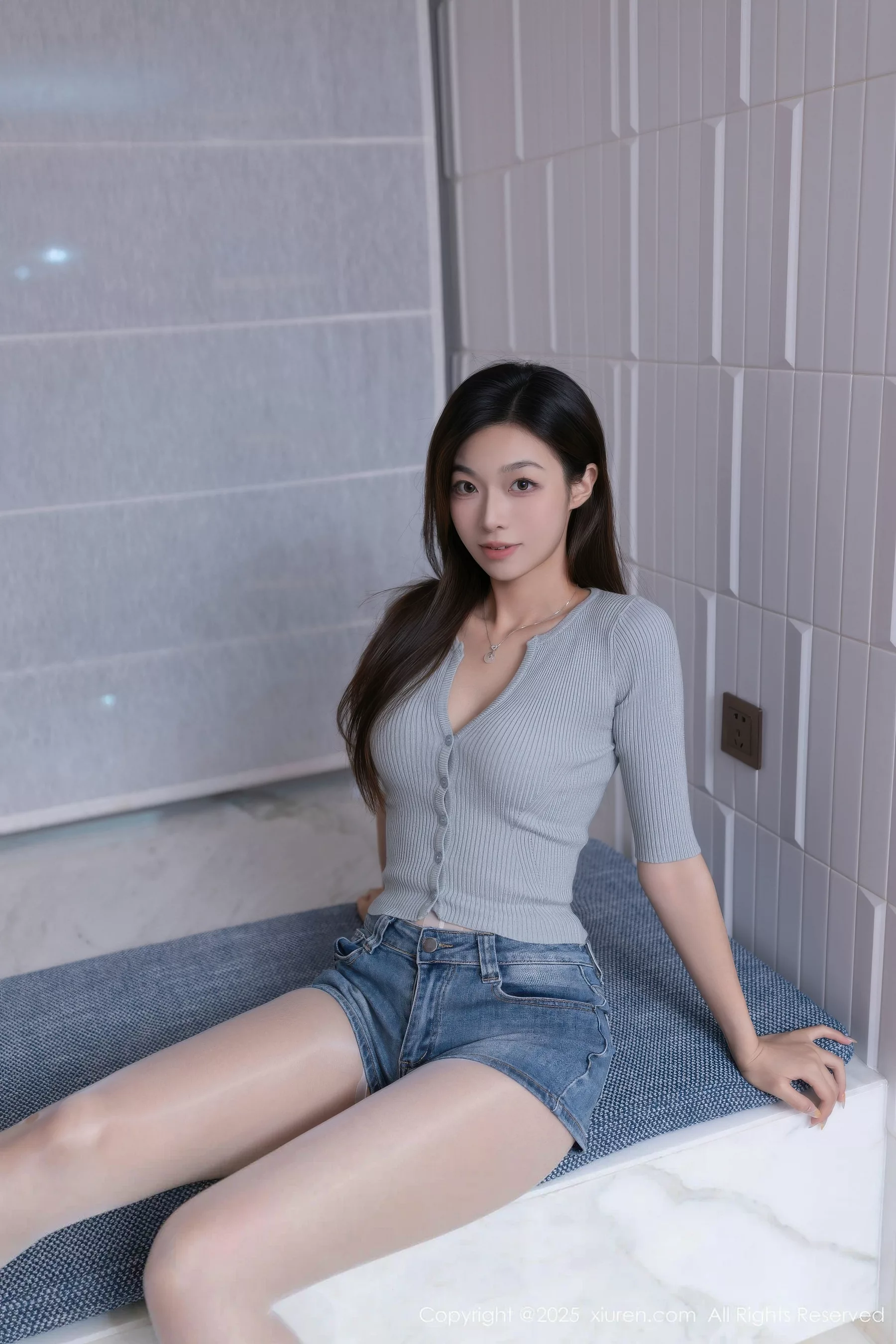 kiki柚柚性感蓝色超短牛仔裤配原色丝袜秀凹凸身材绝美写真 第 8 张