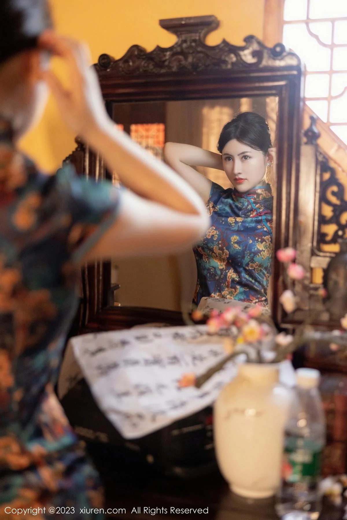 诗诗kiki脱蓝色图纹旗袍露黑色蕾丝内衣配黑丝吊袜绝美写真 第 1 张