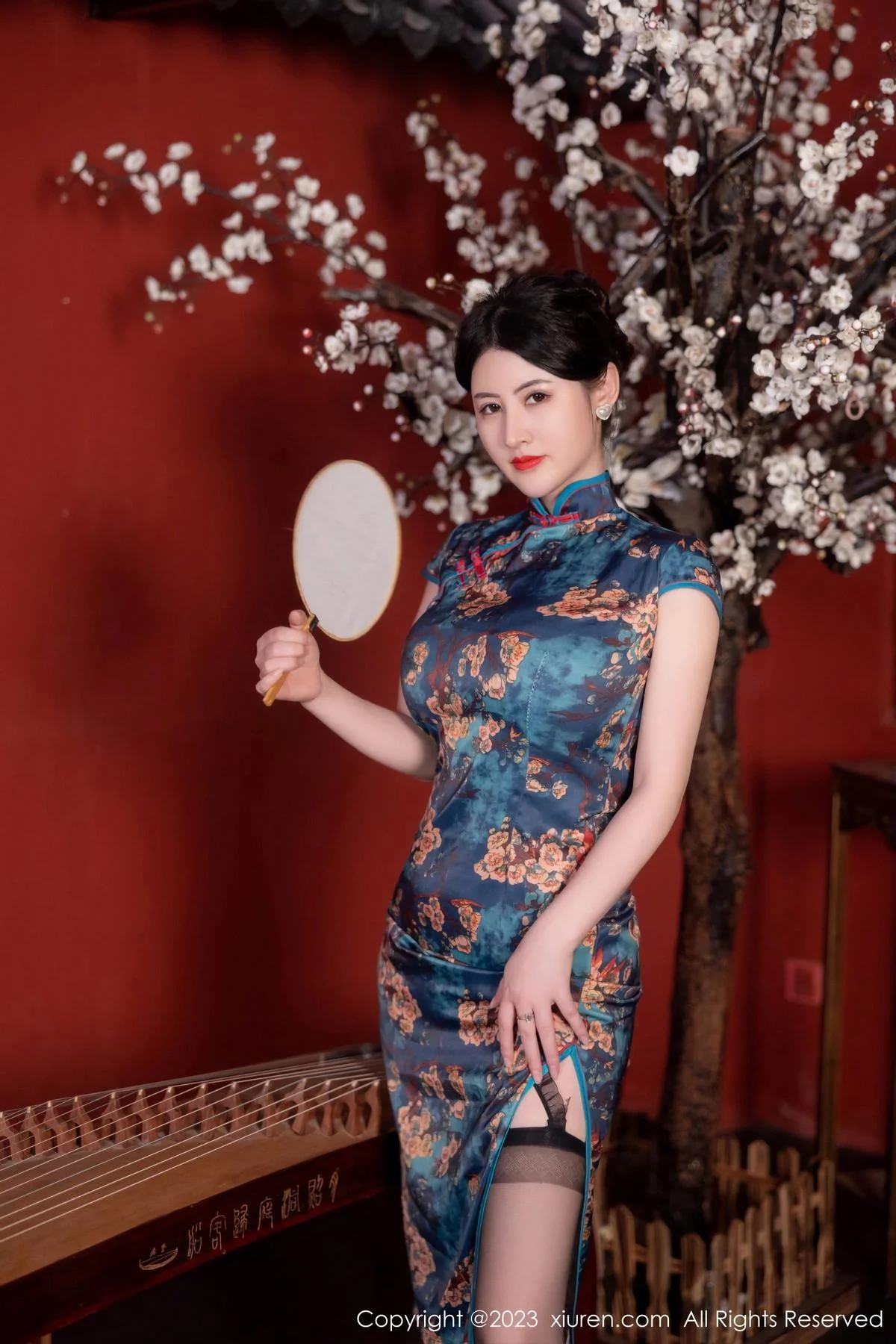 诗诗kiki脱蓝色图纹旗袍露黑色蕾丝内衣配黑丝吊袜绝美写真 第 11 张